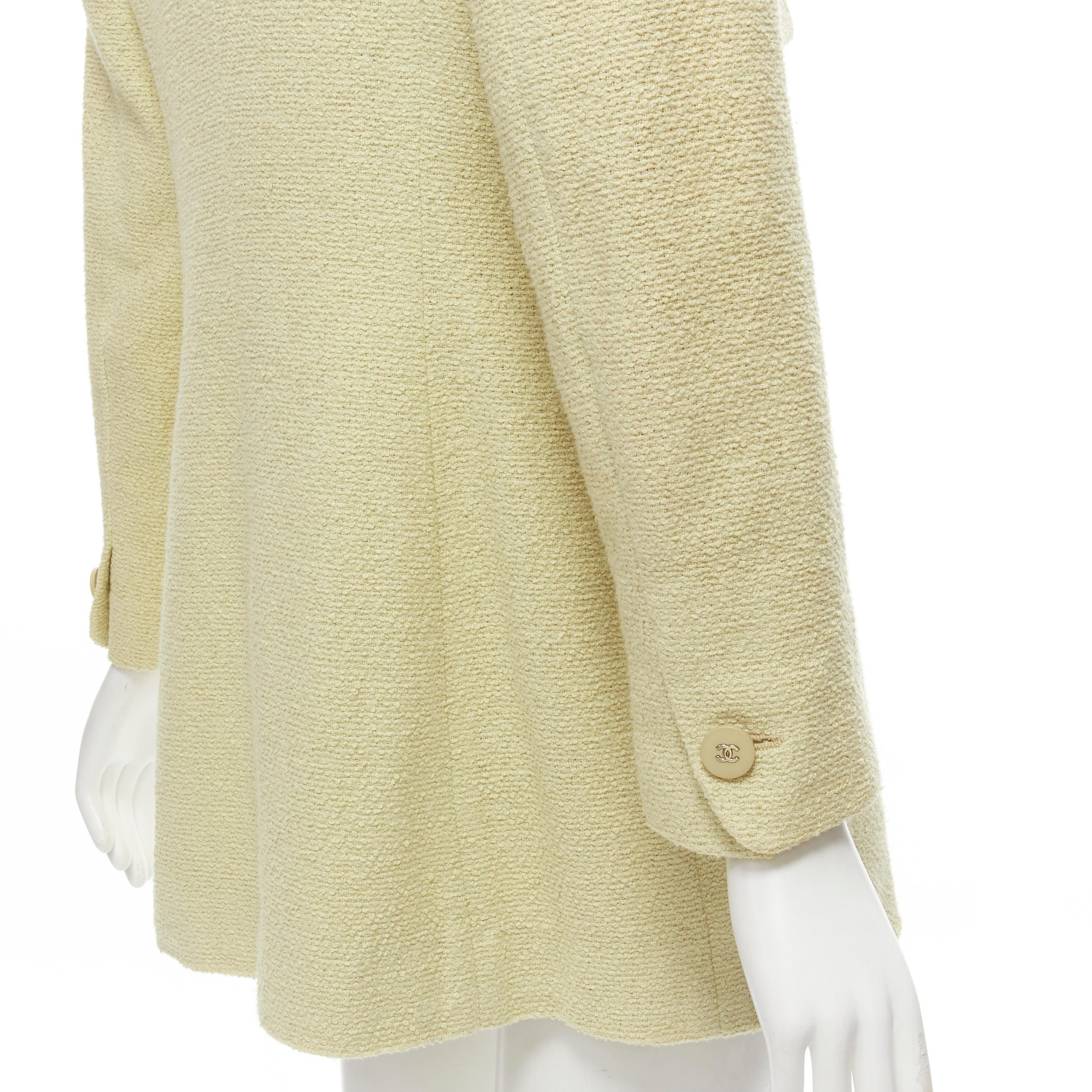 CHANEL 98C Vintage Pastellgelbe Tweed CC lange Jacke mit Knopfleiste FR42 L im Angebot 4