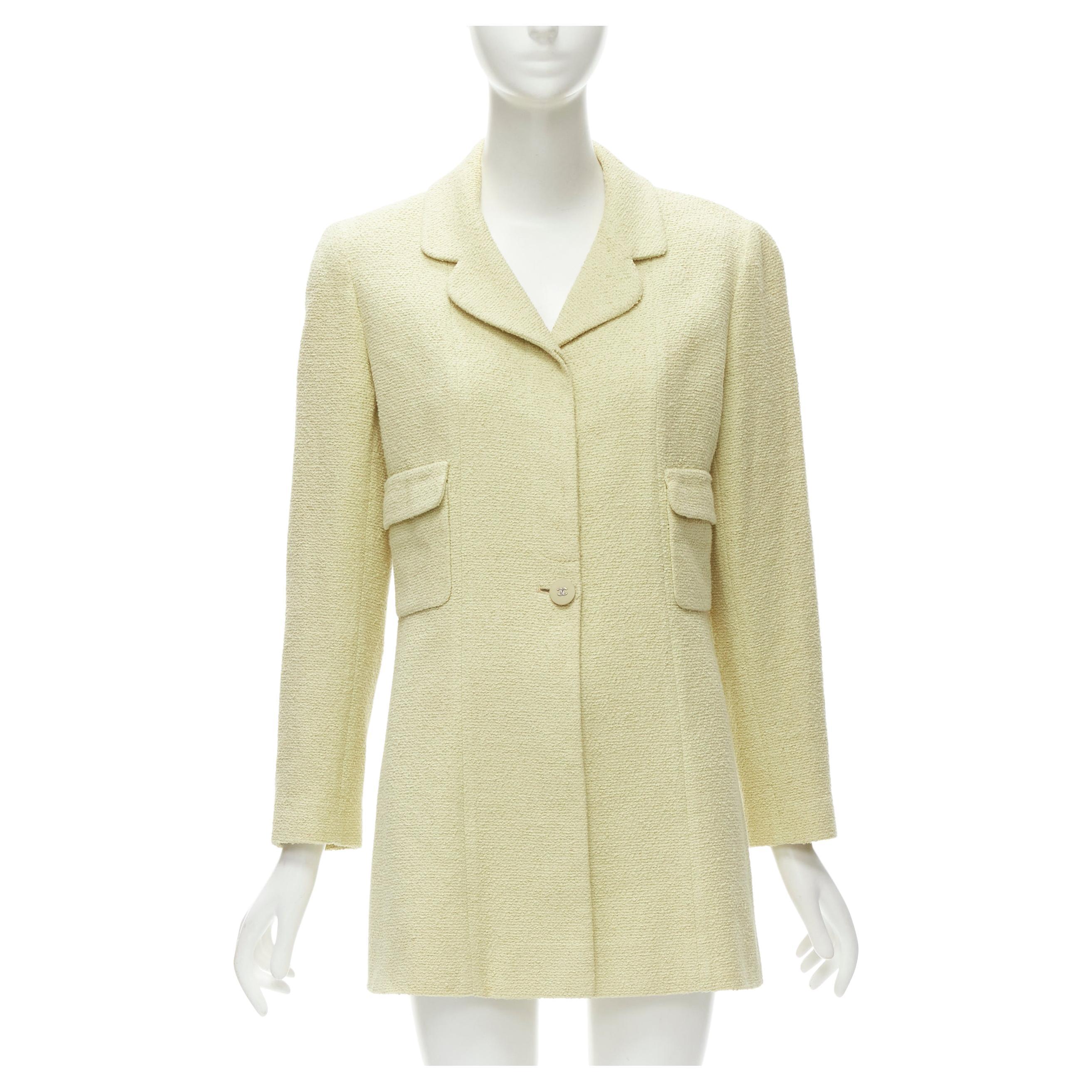 CHANEL 98C Vintage Pastellgelbe Tweed CC lange Jacke mit Knopfleiste FR42 L im Angebot