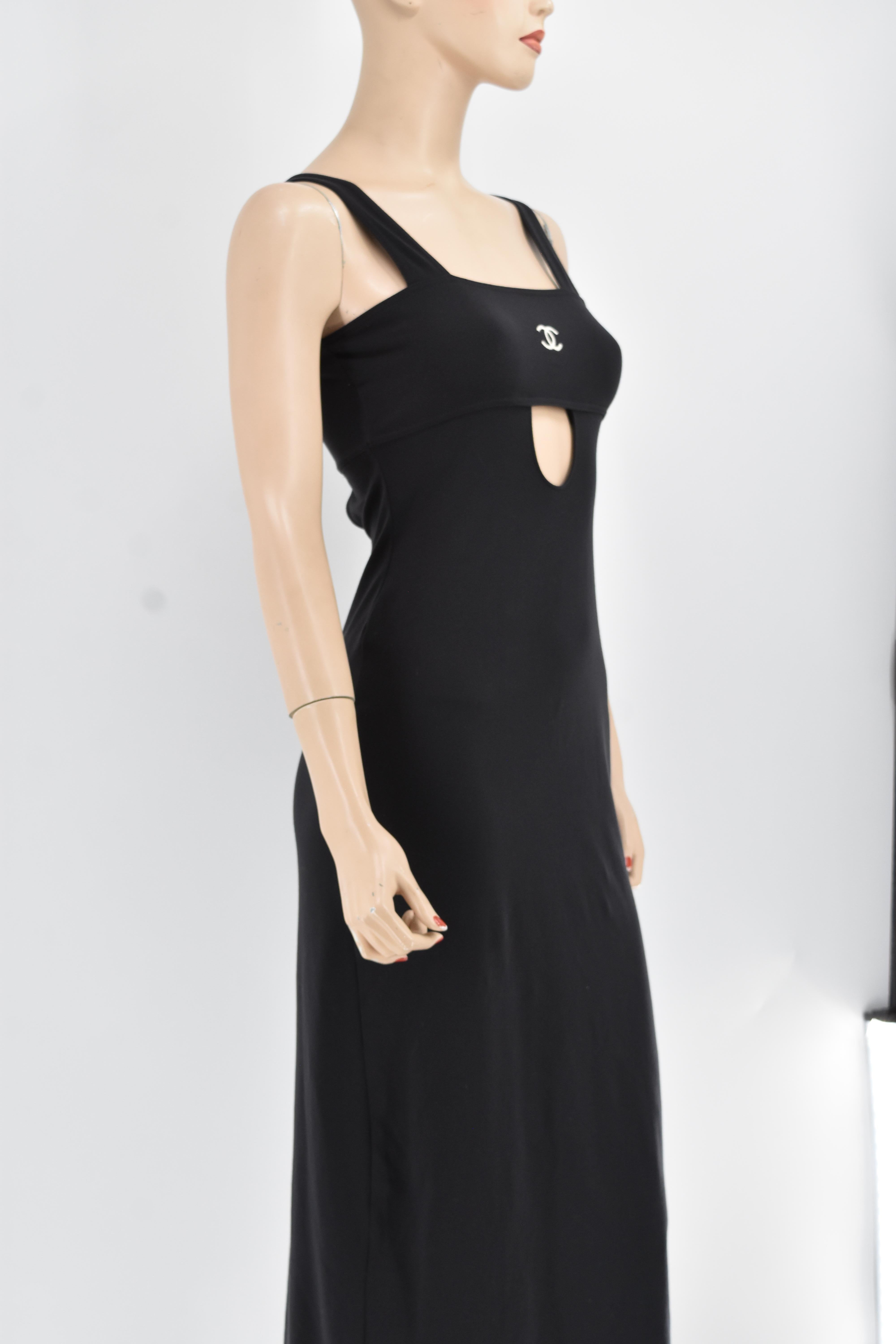 Vestido Chanel Midi en negro atemporal con bordado del logotipo CC entrelazado en blanco. Está adornado con recortes delante y detrás. Esto es raro de encontrar.