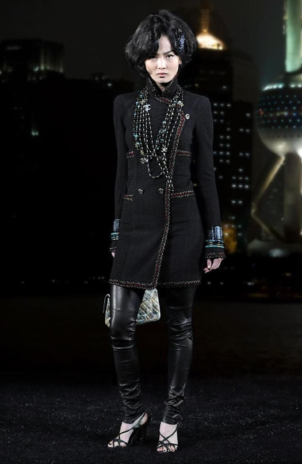 Collection Chanel black tweed double-breasted coat dress from Ad Campaign of Paris / SHANGHAI Collection, 2010 Metiers d'Art
Boutique price over 10,000$. Size mark 38 FR. Never worn.
- CC logo ancient 'coin' buttons
- black silk lining
- signature
