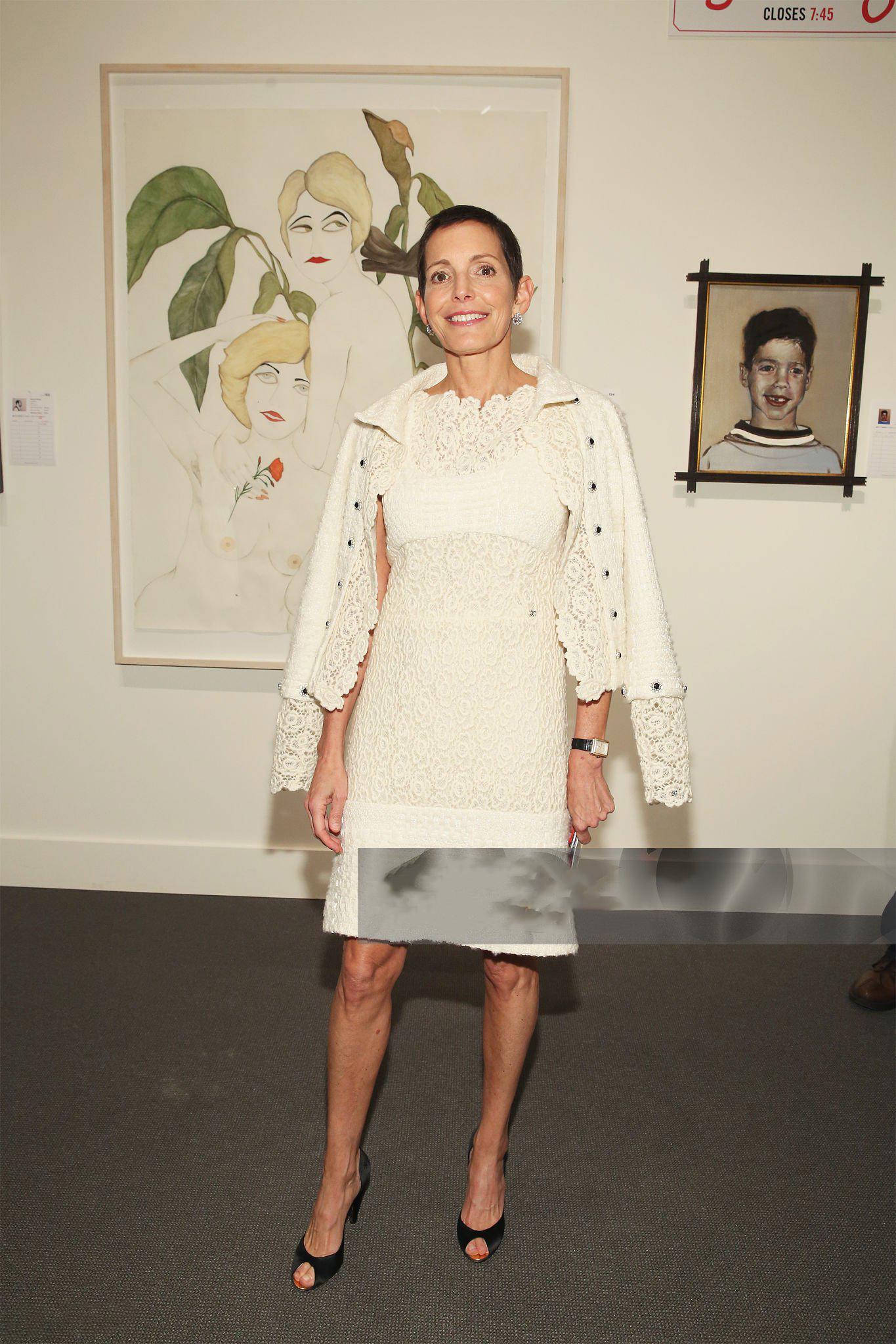 Gesehen bei  CEO von Chanel, Maureen Chiquet!
Absolut fabelhaft, Fee Lesage Tweed und Stickerei Kleid Chanel von Runway of Paris / SALZBURG Collection, 2015 Metiers d'Art
Boutique-Preis über 8,680$
- aus ecrufarbenem Lesage-Band-Tweed und