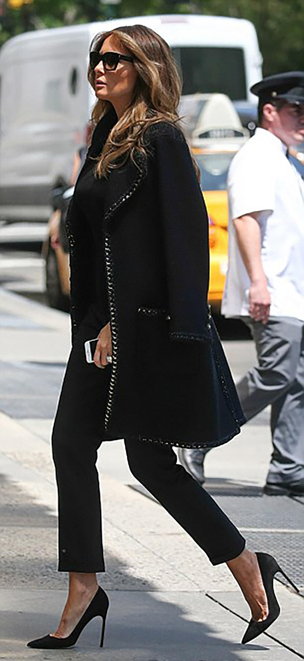 Stunning Chanel Navy tweed jacket with chain trim : from Paris / SALZBURG Collection, 2015 Metiers d'Art -- as seen on Melania TRUMP!
Boutique price ca. 9,000$ ; size mark 38 FR.
Condition: never worn.
- CC logo jewel Gripoix buttons
- chain link