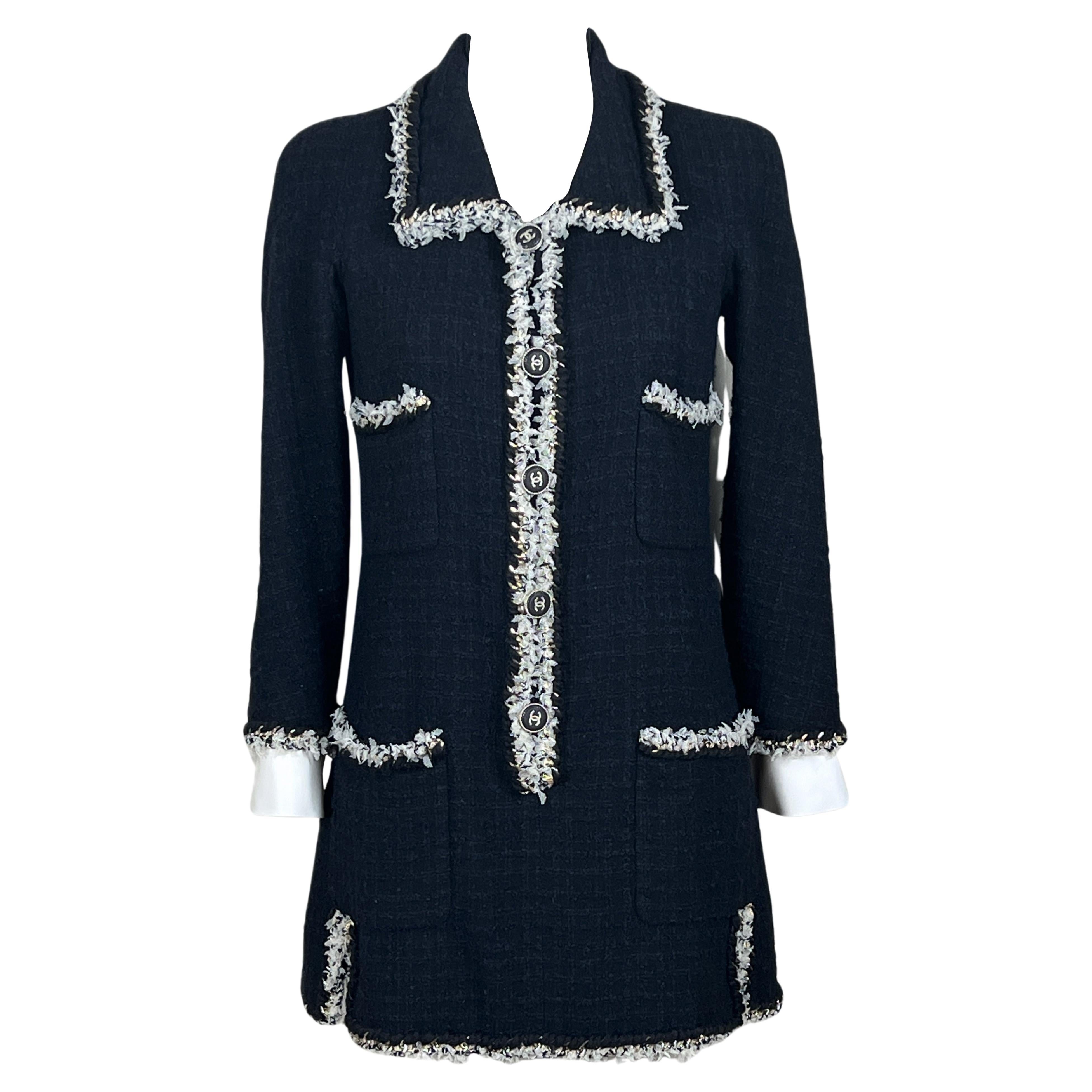 CHANEL 9K& Schwarzes Tweedkleid mit Kettenverzierung, Größe 36 FR
