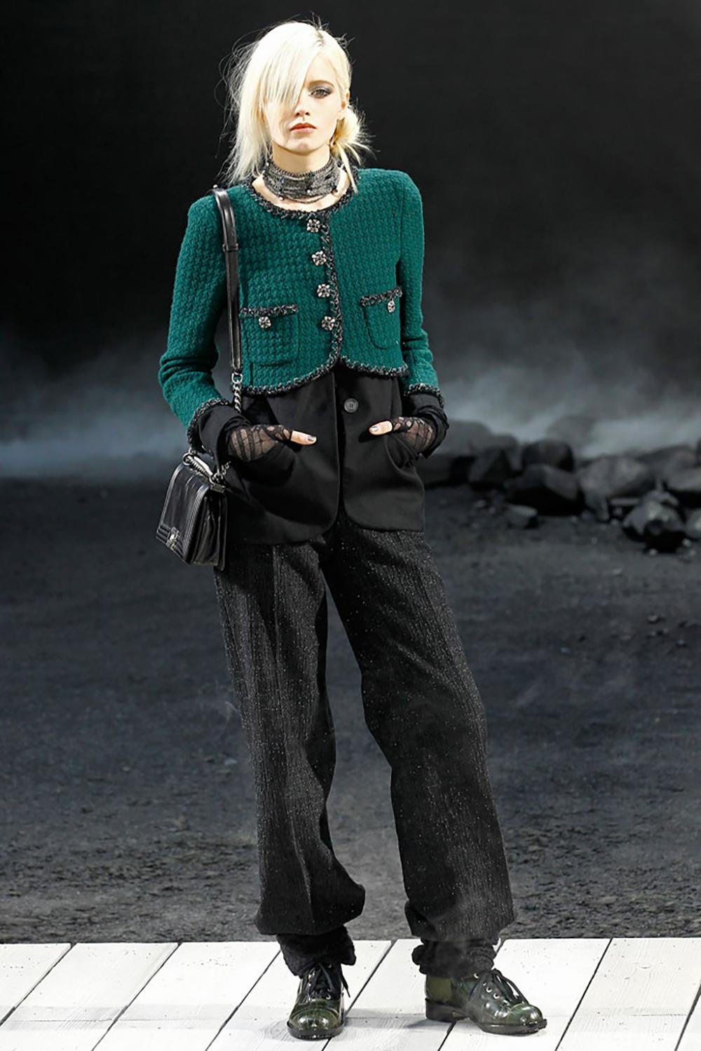 New stunning Chanel black and emerald green tweed jacket with chain trim - as seen on Miroslava Duma!
Size mark 34 FR. Condition: never worn.
- masterpiece CC logo jewel Gripoix buttons
- metallic chain trim throughout

