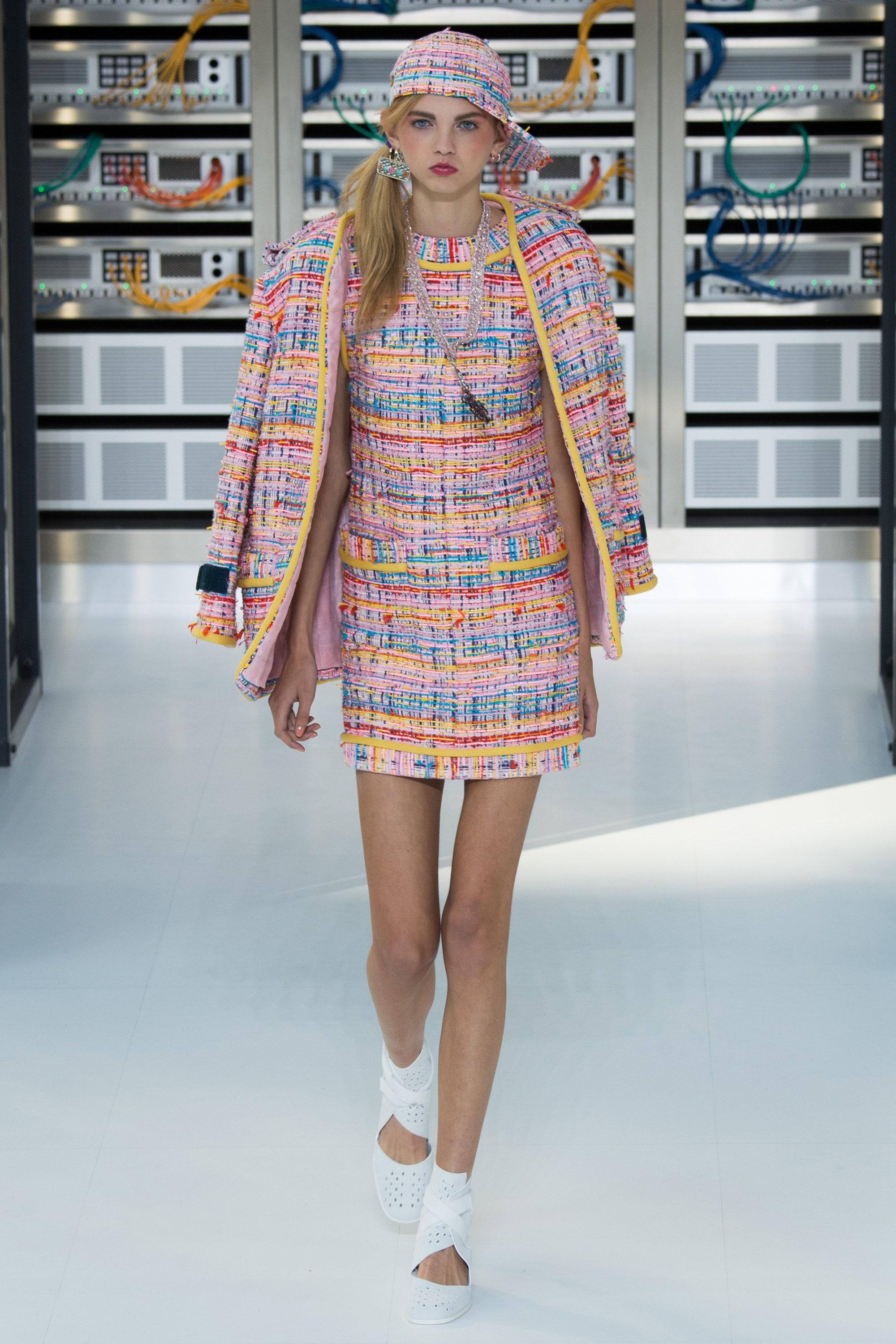 - Chanel - Robe en tweed exquise Lesage
Défilé de la Collection 