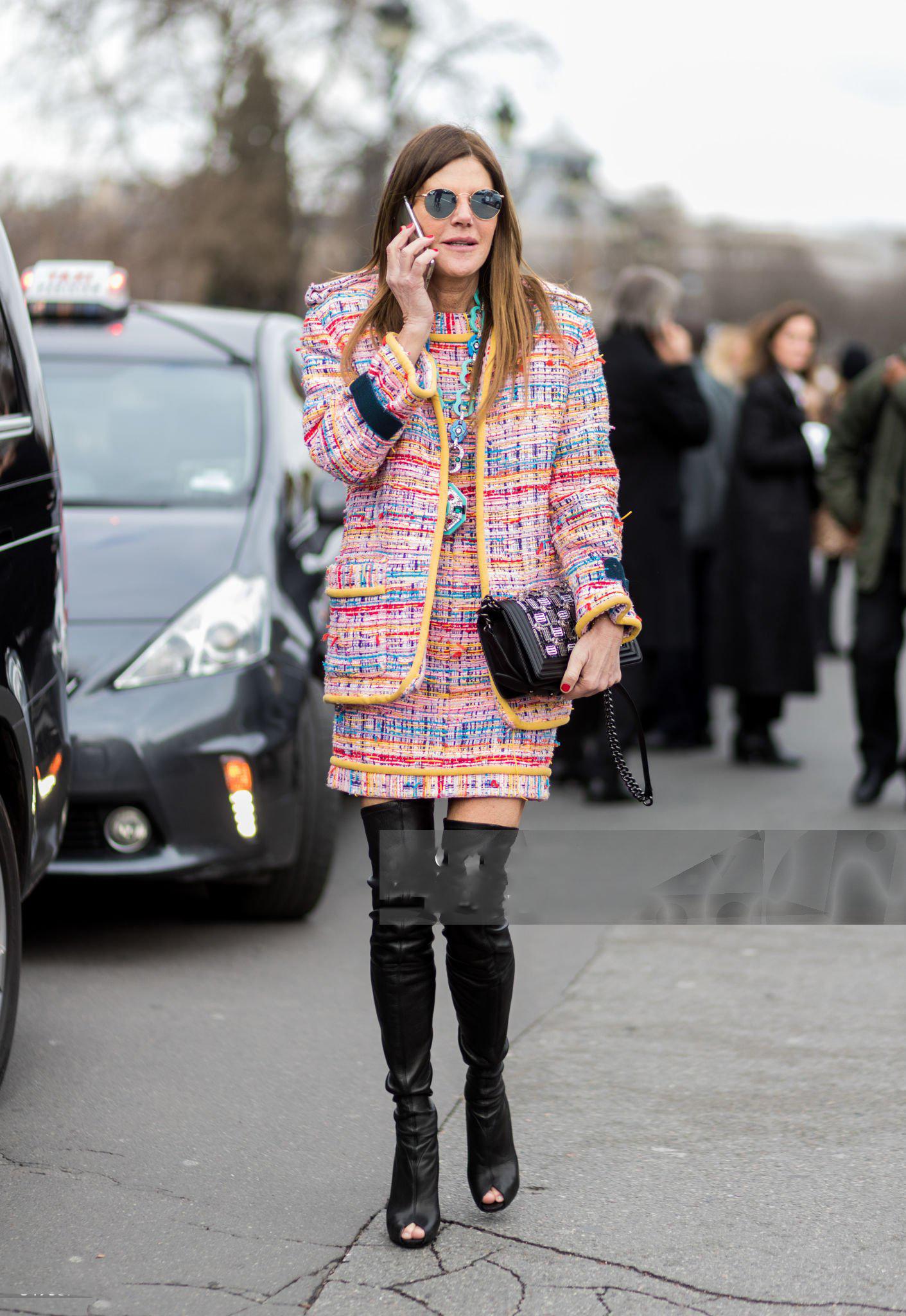 Splendido abito in tweed di Chanel Lesage ~ dalla Runway of ROBOT Collection for Chanel di Karl Lagerfeld ~ come lo ha visto la fashion influencer Anna Dello Russo
Prezzo della boutique 8.800$
Taglia 36 FR / Condit: mai indossate
- realizzato in