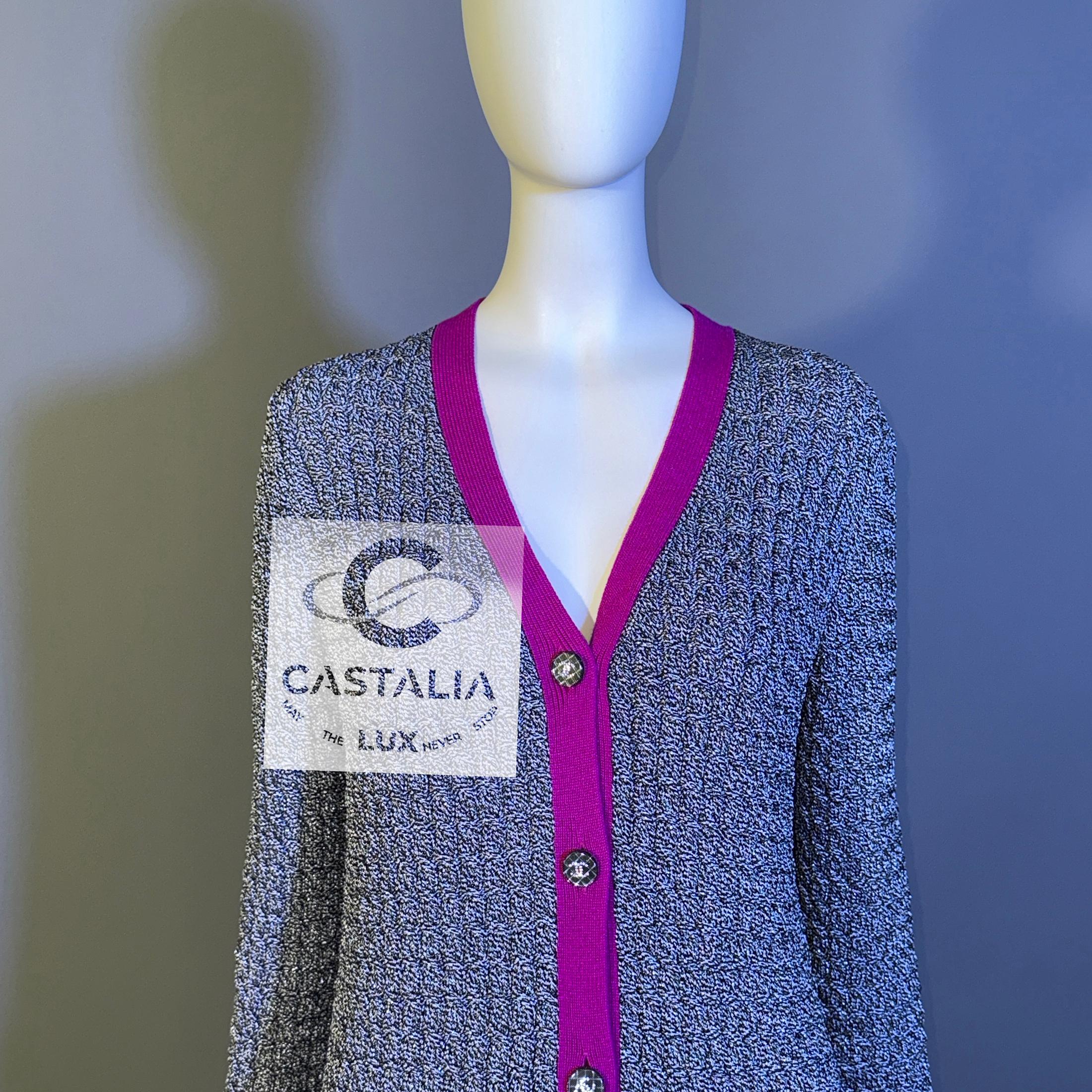Ensemble Chanel neuf orné de sequins 34 FR 9K$ en vente 11