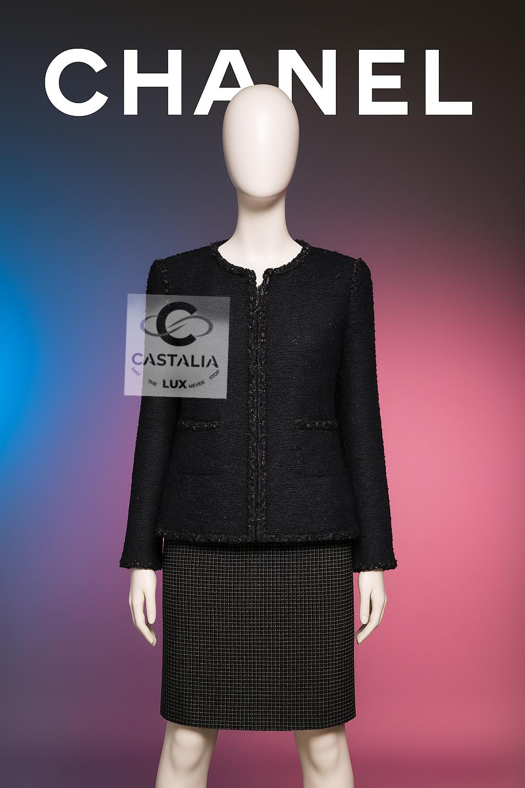 Diese schwarze Tweedjacke aus der ~ Paris-Dallas 2014 Métiers d'Art Collection ~ von Chanel ist eine eindrucksvolle Verkörperung westlicher Romantik, die mit der Präzision der Pariser Couture verschmilzt.
         / Größenbezeichnung 42 FR /