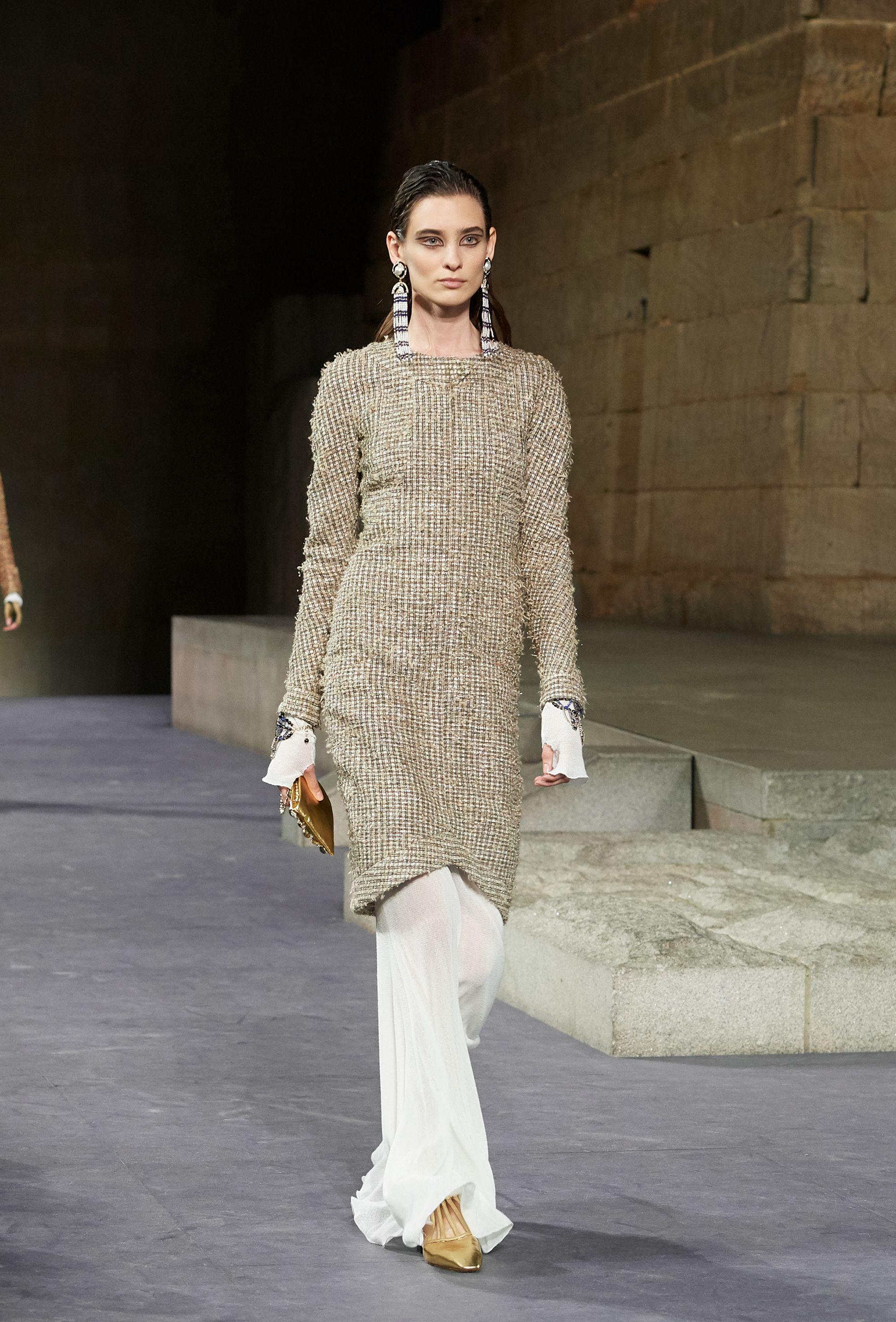 Chanel - Giacca in tweed scintillante beige da passerella
- Parigi / EGITTO La collezione Métiers d'Art 2019 di Karl Lagerfeld -
// Valore della boutique: 9.280$  ·

 Un capo tanto tranquillo quanto trascendente, che parla dell'eterno riflesso del