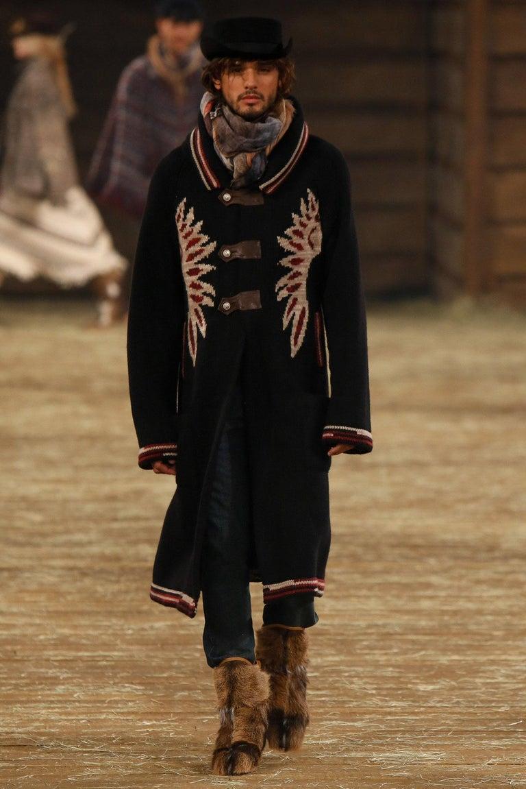 Iconico e raro cappotto Chanel in puro cashmere della Runway of Paris / DALLAS Collection, 2014 Metiers d'Art, 14A
Il prezzo della boutique si aggira intorno ai 9.000 dollari
- in 100% cashmere (!)
- chiusure anteriori in pelle con bottoni Jewell