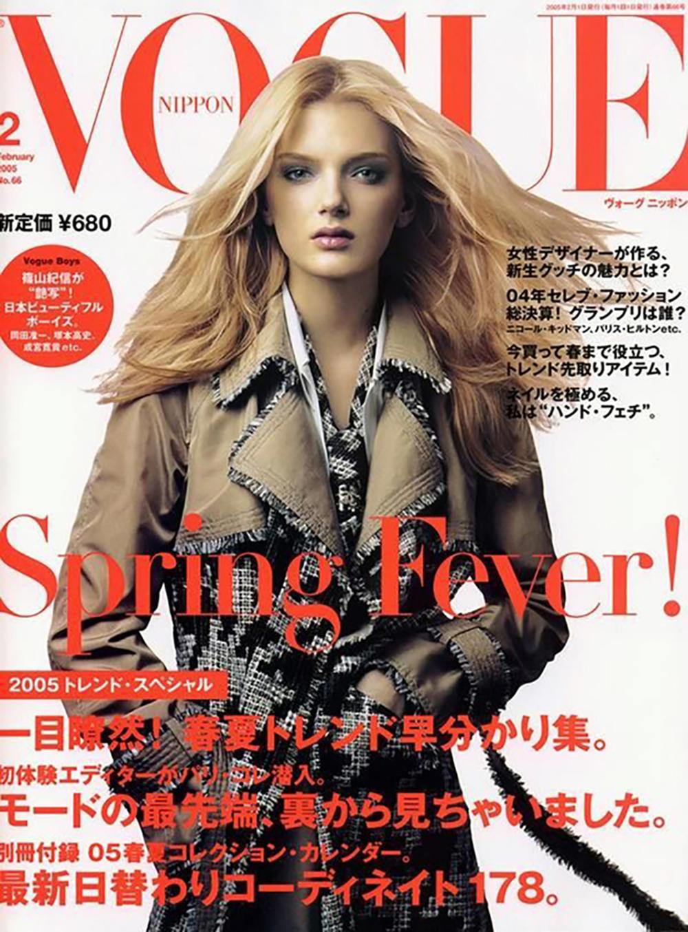 As seen on Vogue cover! Price on e-bBay 7,999$ 
Extremely rare, collectors Chanel khaki & houndstooth tweed trench coat from 2005 Spring Collection by Karl Lagerfeld. 
- CC logo buttons at front, cuffs and epaulettes 
- tonal beige silk lining 
Size