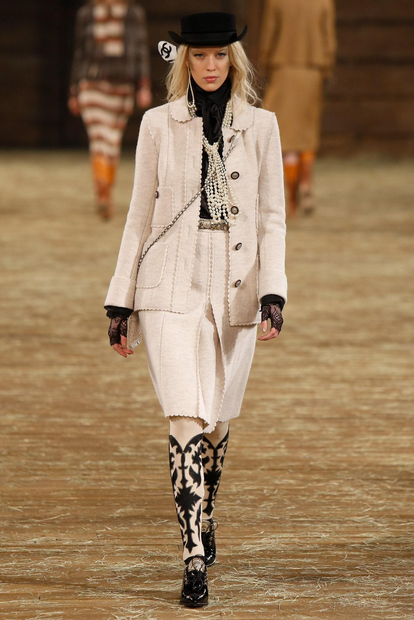 Look # 3 von Runway of Paris / DALLAS Collection'S, 2014 Metiers d'Art
- Boutique Preis 8,860$
- Silberfarbene CC-Logo-Juwelenknöpfe
- ikonische Silhouette mit 4 Taschen
- tonales Seidenfutter, Kettenglieder am Saum
Größenbezeichnung 36 FR.