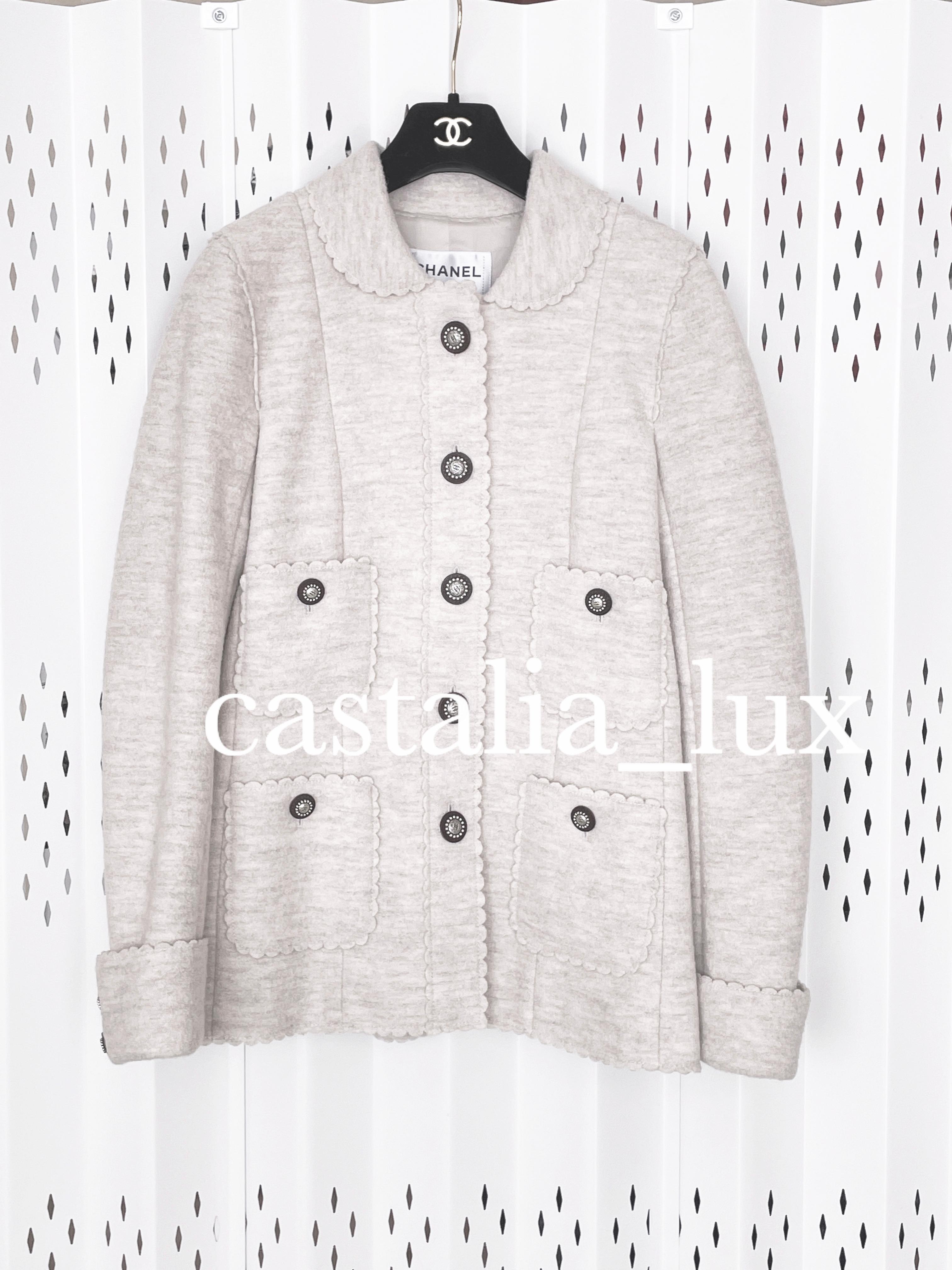 Chanel 9K$ Runway Paris / Dallas Beige Tweed Jacke 36 FR im Zustand „Hervorragend“ im Angebot in Dubai, AE