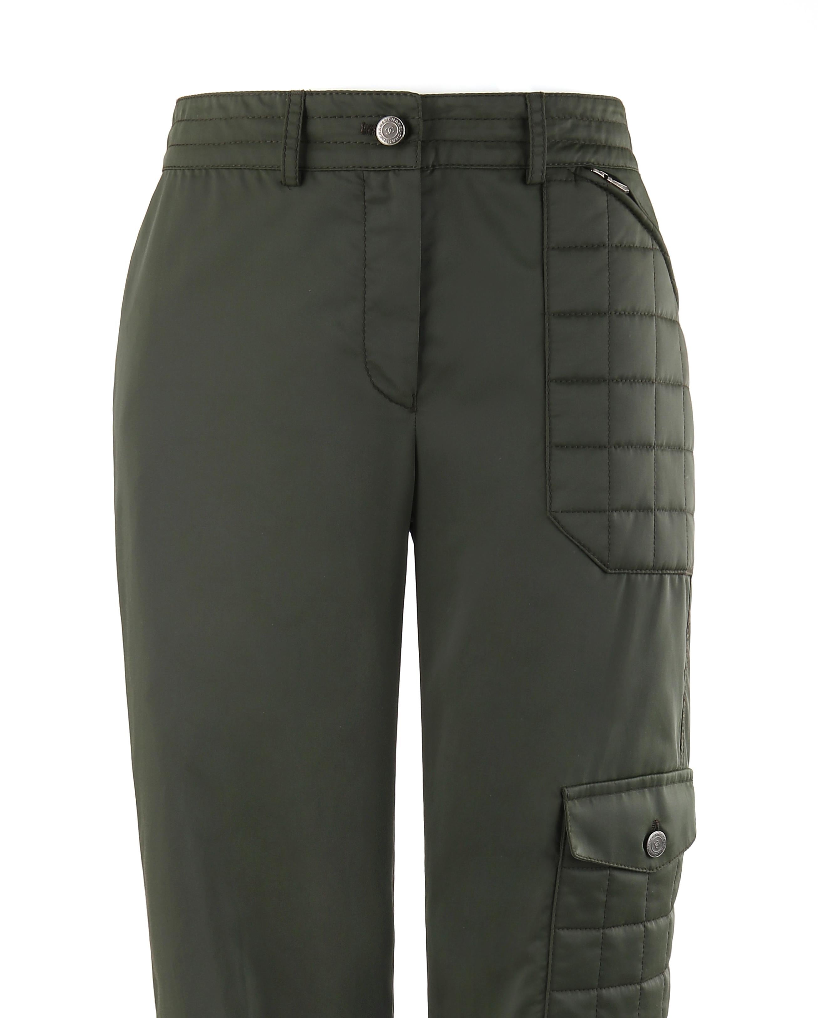 CHANEL A/W 2000 Identificación Verde Acolchado Bolsillo Detalle Cordón Pantalón Cargo
 
Marca / Fabricante: Chanel
Colección: A/W 2000
Diseñador: Karl Lagerfeld
Estilo Pantalón cargo
Color(es): Verde
Forrado: No
Contenido del tejido marcado: 