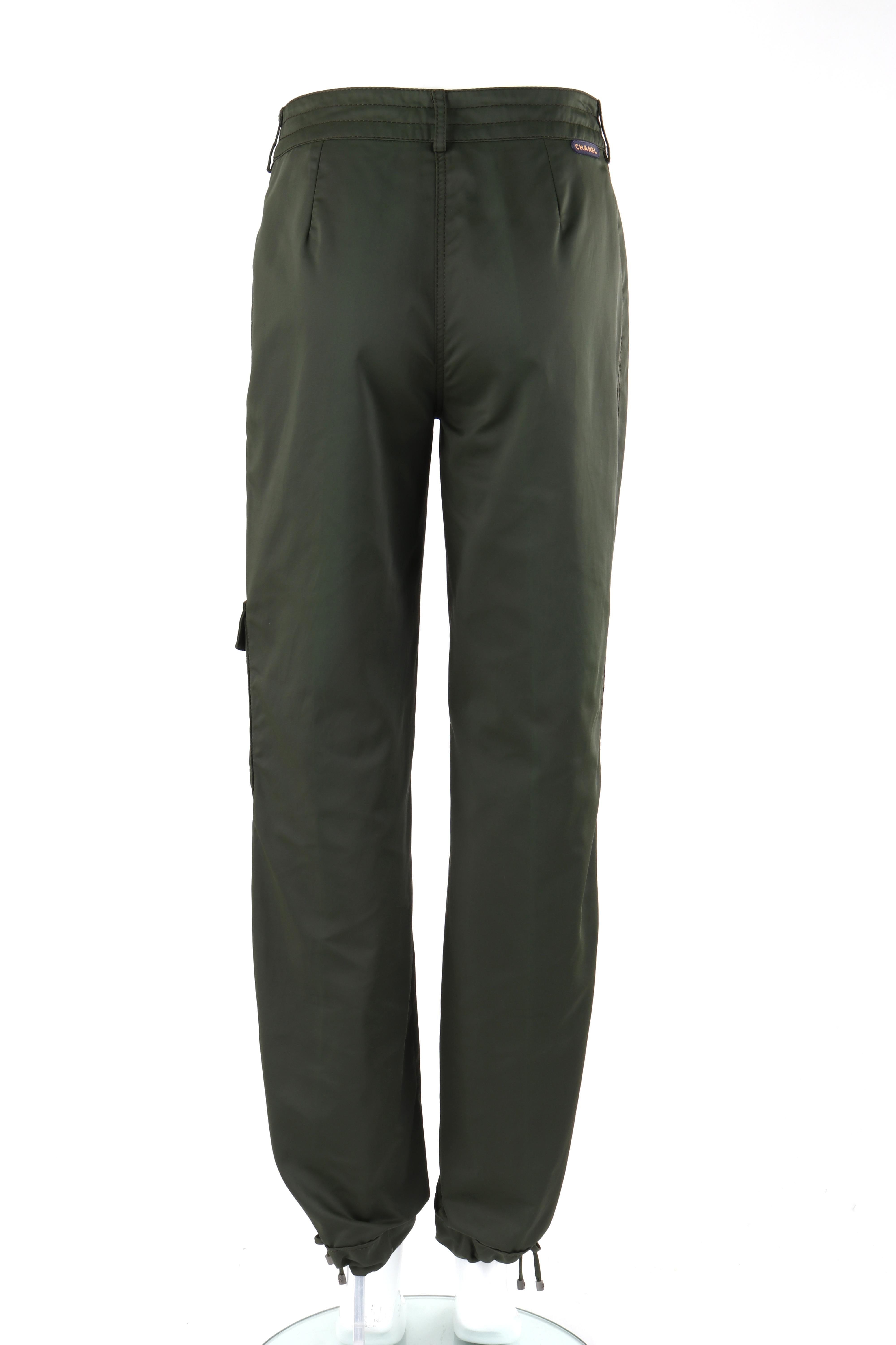 CHANEL A/W 2000 Identificación Verde Acolchado Bolsillo Detalle Cordón Pantalón Cargo en Bueno Estado en Thiensville, WI