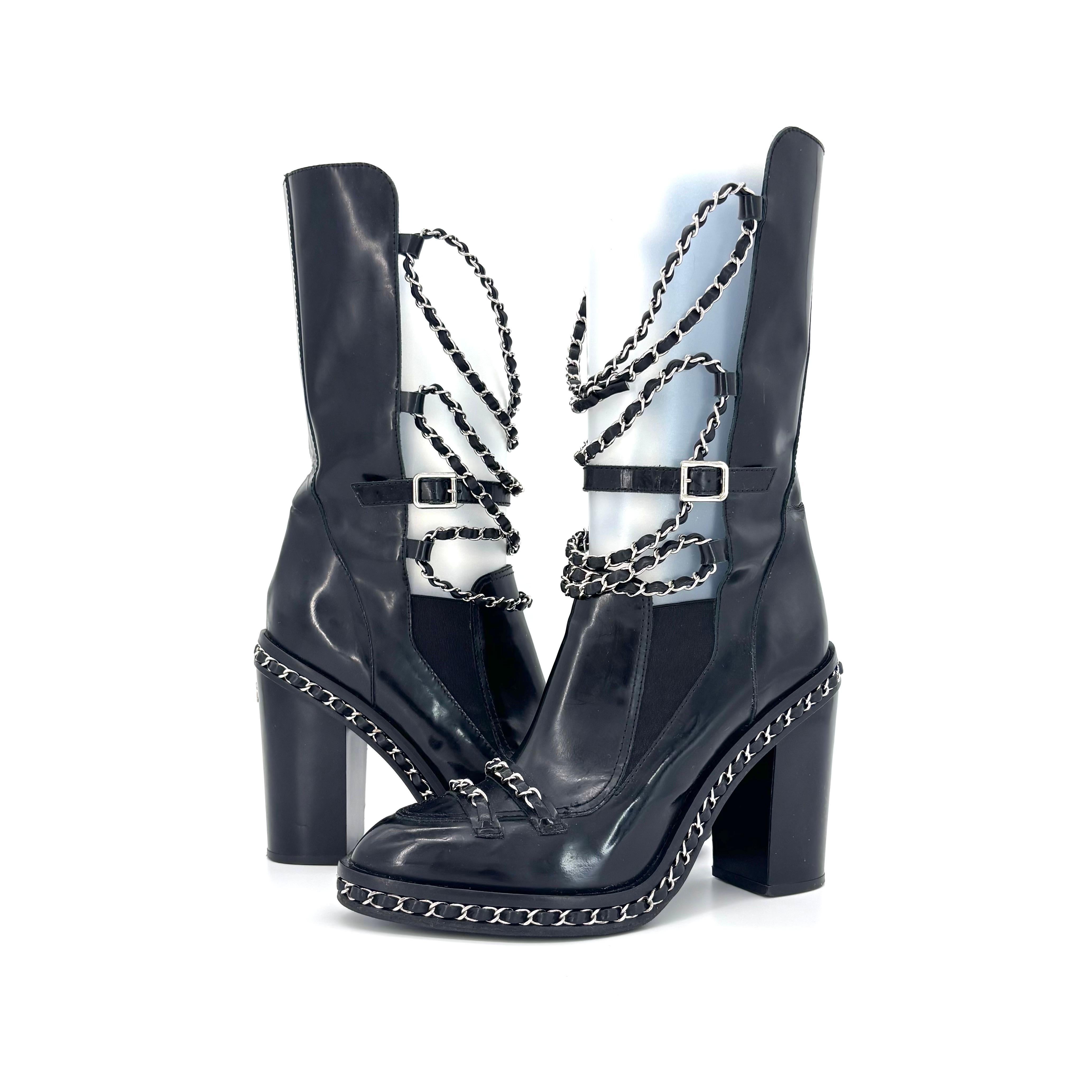 Chanel Otoño 2013 Botas de charol Chain Obsession

Color Negro
Talla 41C EU
Altura del tacón 4,5 pulgadas

Parte superior de piel
Suela de cuero
Empeine reforzado
Detalle de hebilla
Detalle de cadena integral
Tacón alto en bloque
Logotipo CC