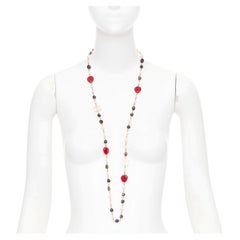 Collier sautoir Chanel A14C en résine rouge et noire, avec fausses perles et logo CC, muni d'une chaîne