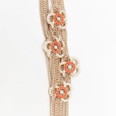 Chanel A16P goldfarbene Sautoir-Halskette mit Kamelienblüten, Perlen und Fransen sowie CC-Logo