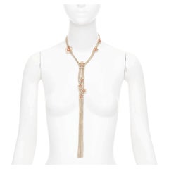 Chanel A16P goldfarbene Sautoir-Halskette mit Kamelienblüten, Perlen und Fransen sowie CC-Logo