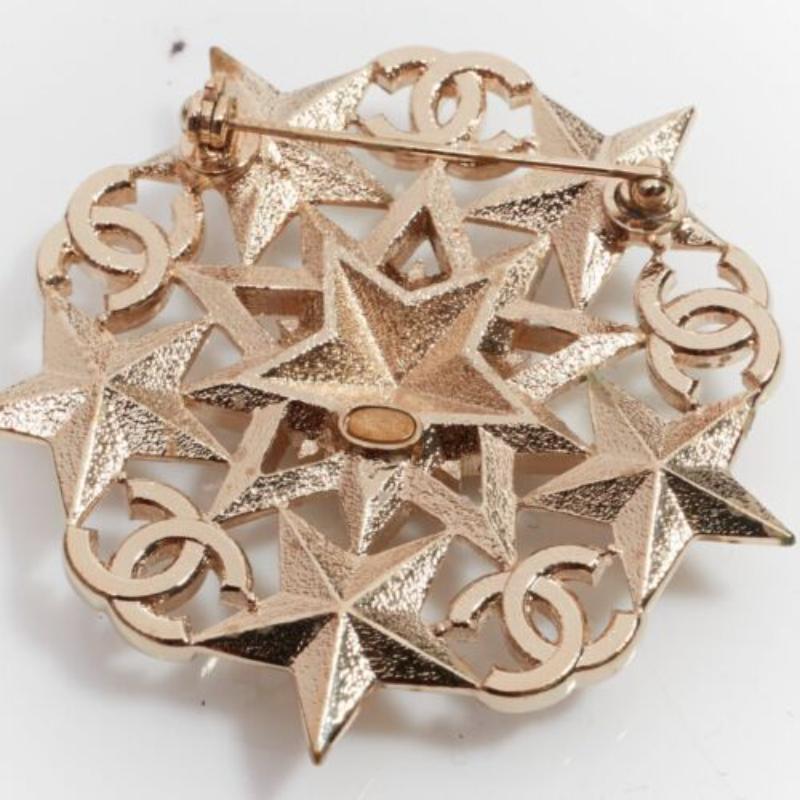 Women's CHANEL A17C crystal CC logo gold tone star motive badge style pin brooch For Sale