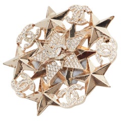 CHANEL A17C crystal CC logo gold tone star motive badge style pin brooch