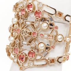 Chanel A17S Bracciale rigido con medaglione traforato in cristallo geometrico e perle, stile Parigi-Cosmopolite