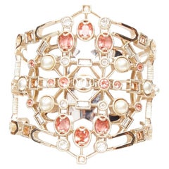 Chanel A17S Bracciale rigido con medaglione traforato in cristallo geometrico e perle, stile Parigi-Cosmopolite