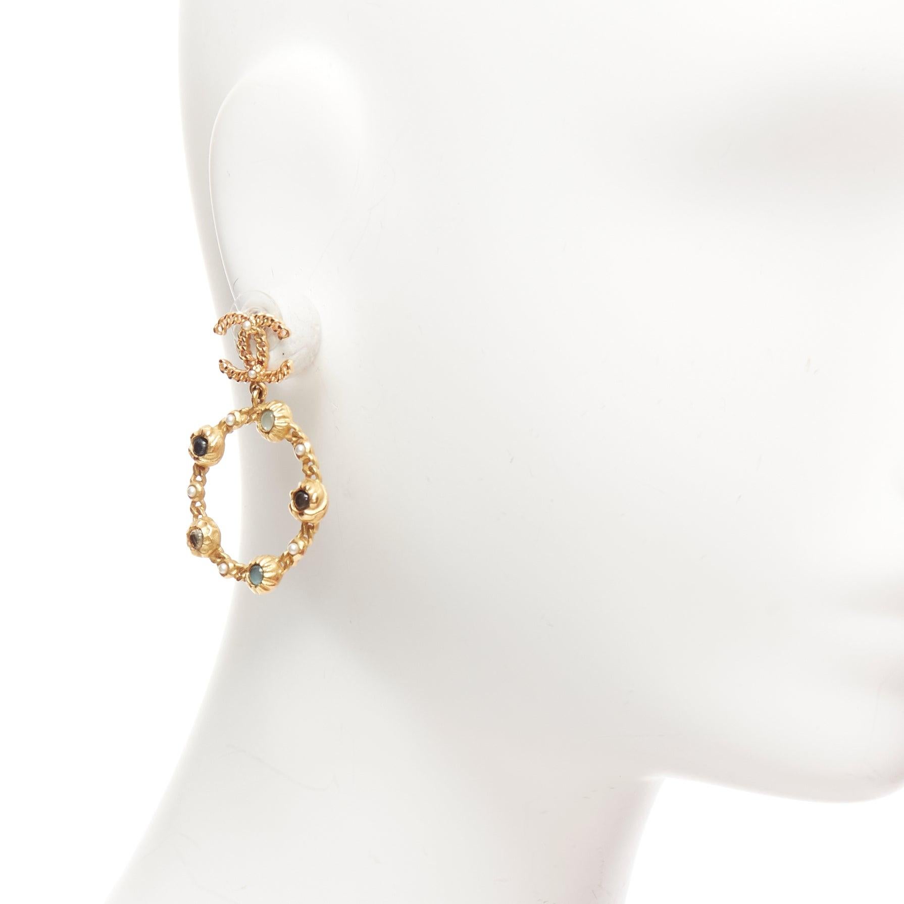 Orecchini a perno in resina grigia con logo della catena CC in oro A18K di Chanel
Riferimento: TGAS/D01140
Marchio: Chanel
Designer: Karl Lagerfeld
Collection'S: A18K
Materiale: Metallo
Colore: Oro, Grigio
Modello: Tinta unita
Chiusura: