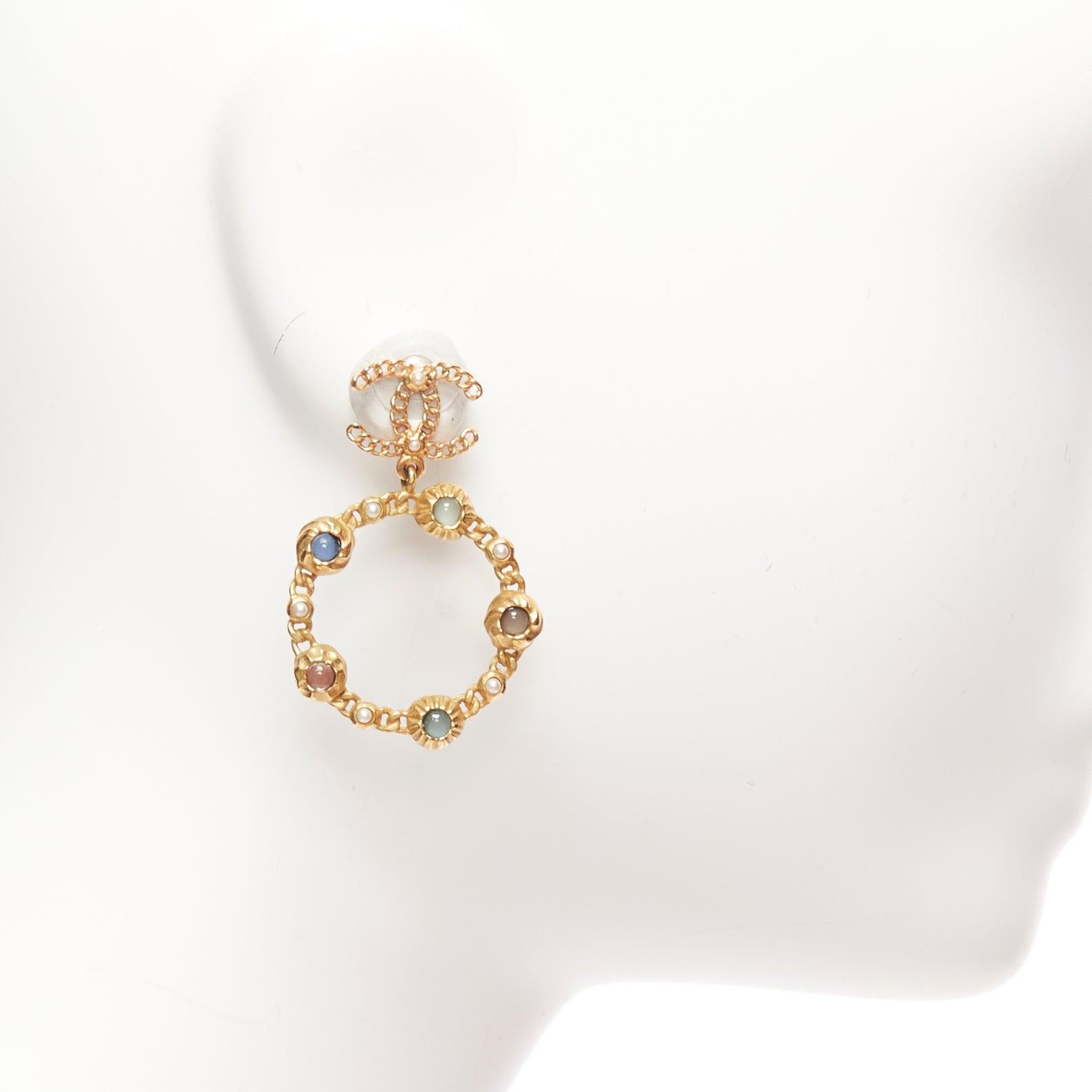 Donna Orecchini a perno in resina grigia con logo della catena CC in oro A18K di Chanel in vendita