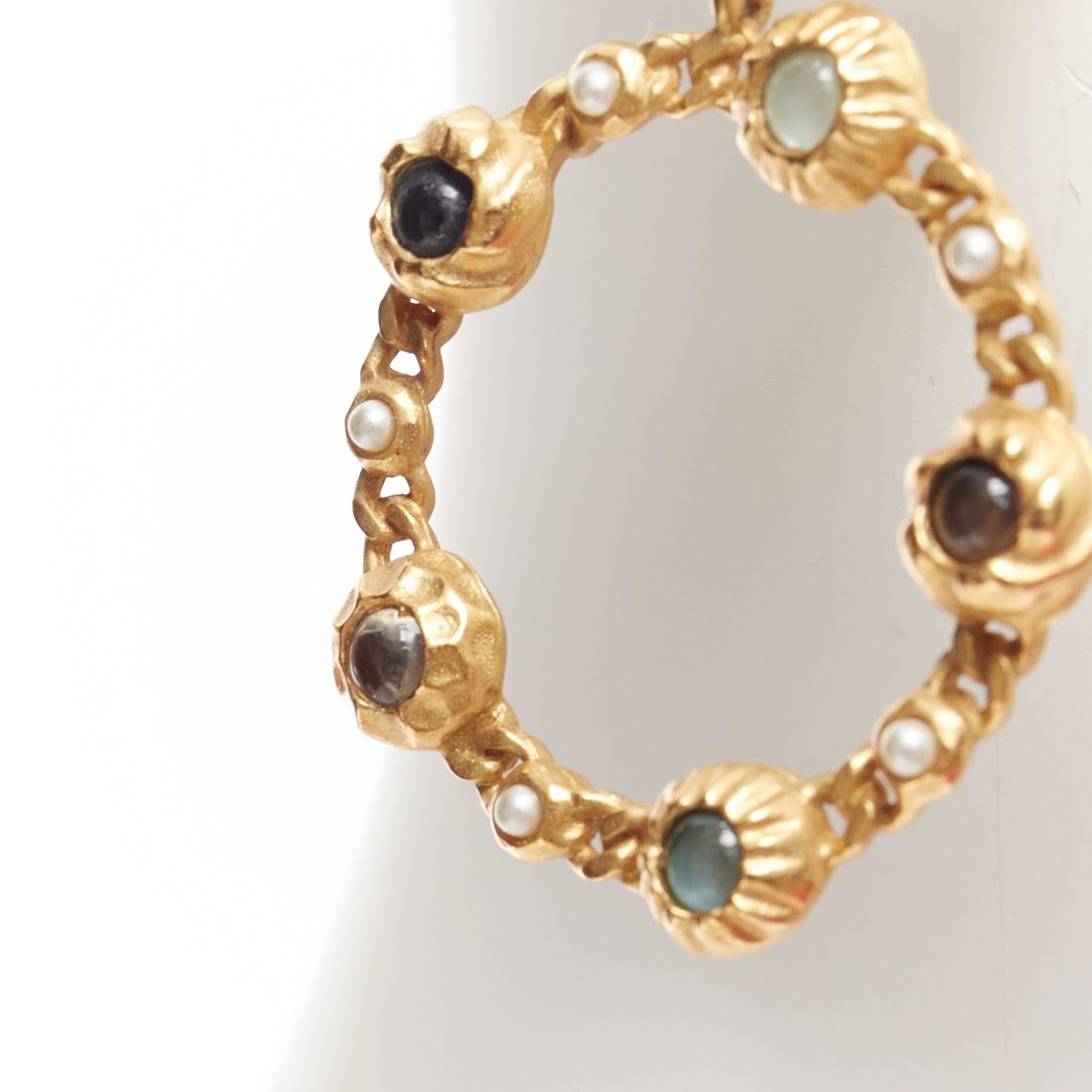 Orecchini a perno in resina grigia con logo della catena CC in oro A18K di Chanel in vendita 1