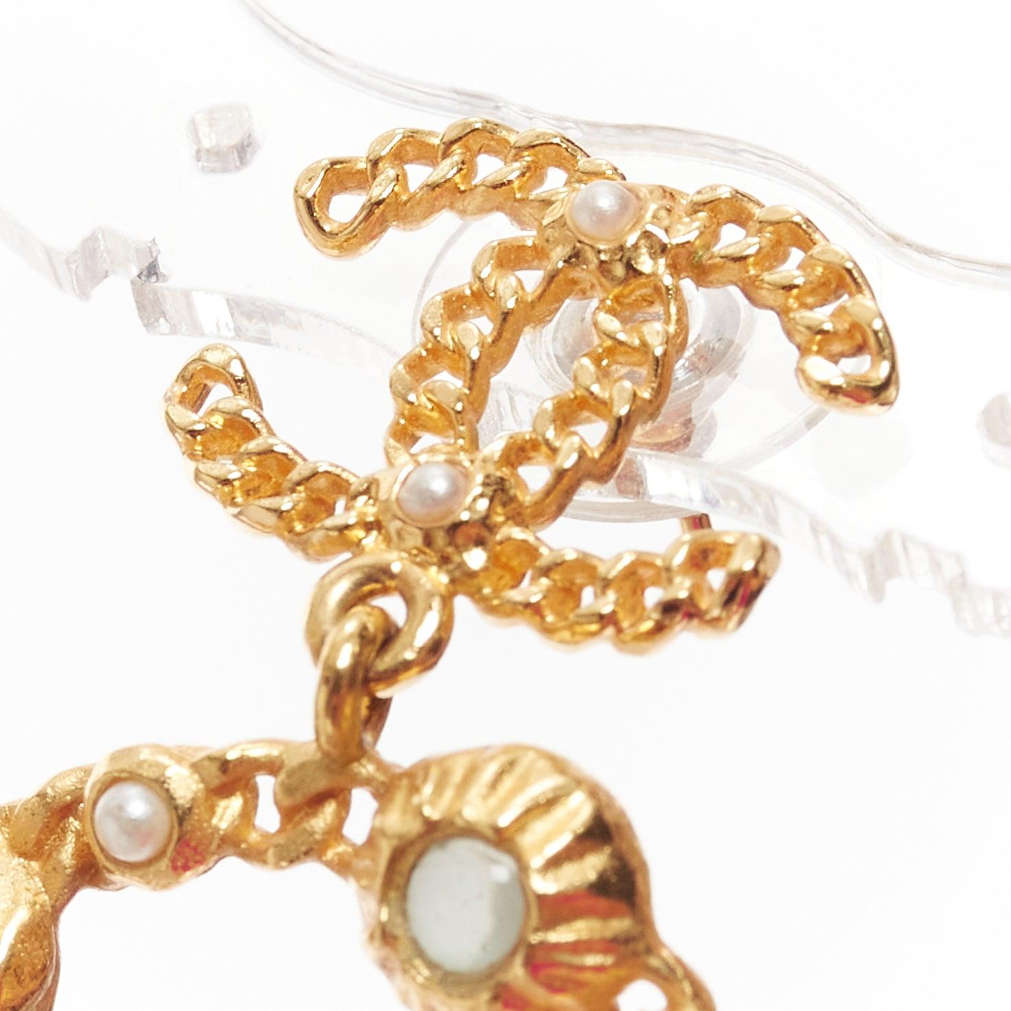 Orecchini a perno in resina grigia con logo della catena CC in oro A18K di Chanel in vendita 2