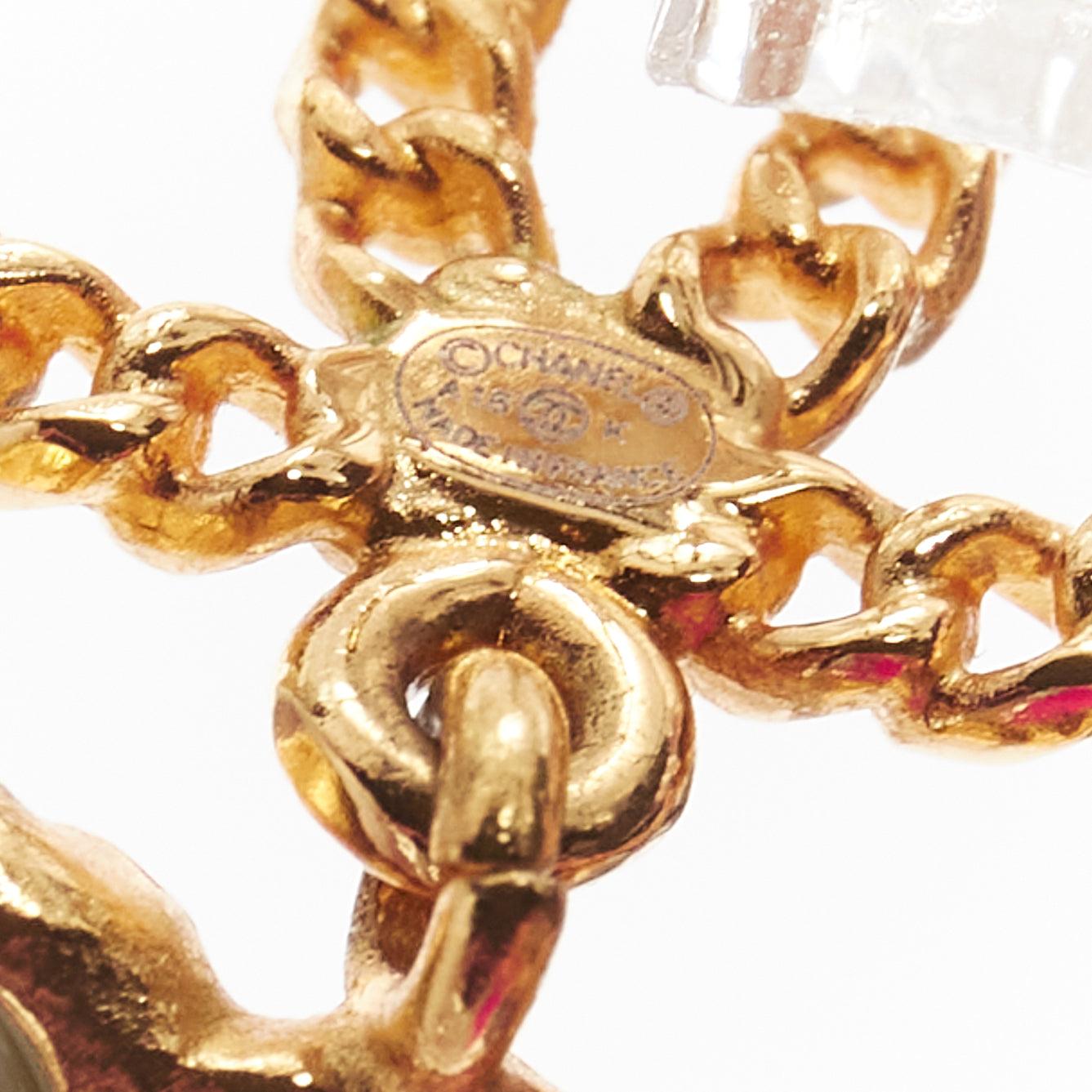 Orecchini a perno in resina grigia con logo della catena CC in oro A18K di Chanel in vendita 3