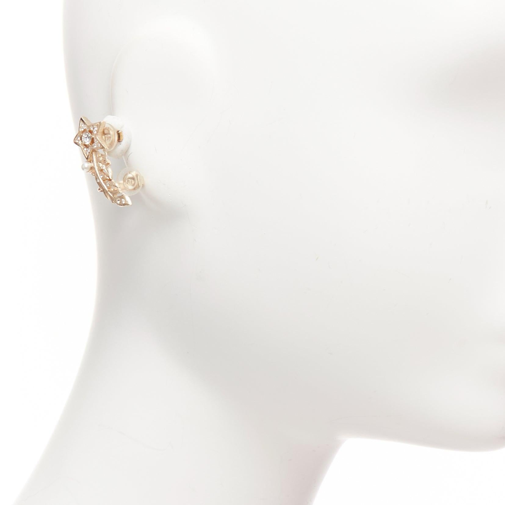 DIOR Tribales pealescent red faux pearls crystal orbital pin earrings Pair
Reference: AAWC/A01057
Brand: Dior
Material: Faux Pearl
Color: Red, Silver
Pattern: Crystals
Closure: Pin

CONDITION:
Condition: Fair, this item was pre-owned and is in fair