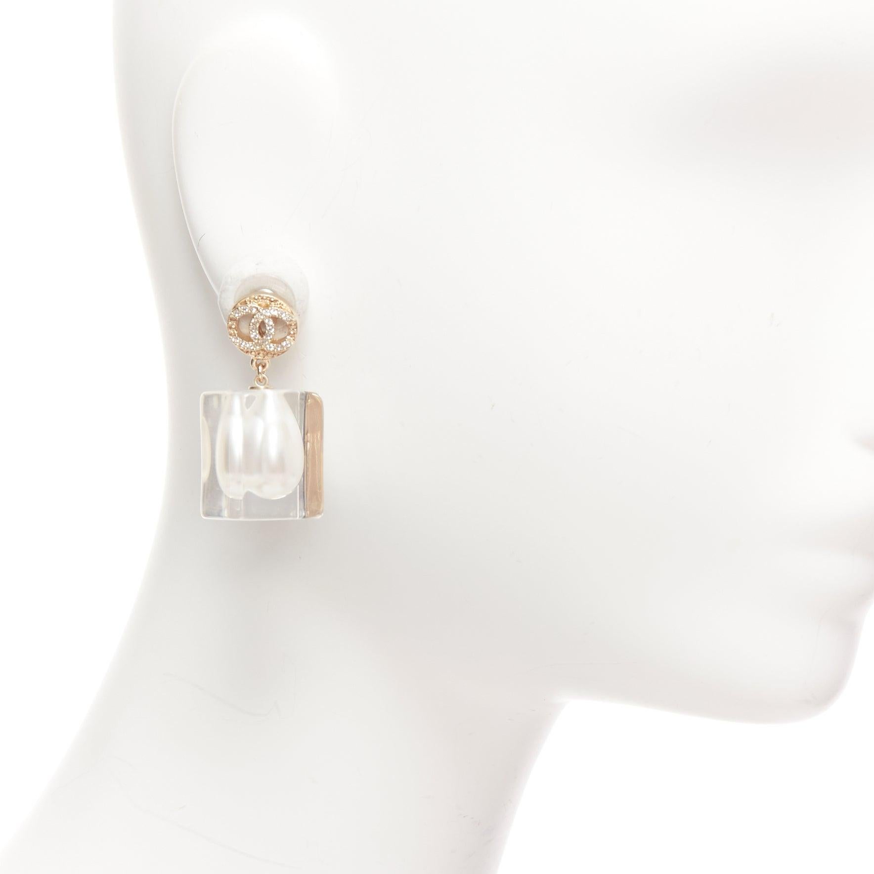 CHANEL A19K CC crystal clear acrylic encased white pearl pin earrings Pair
Reference: AAWC/A01069
Brand: Chanel
Designer: Karl Lagerfeld
Collection: A19K
Material: Faux Pearl, Metal, Acrylic
Color: White, Gold
Pattern: Solid
Closure: Pin
Extra