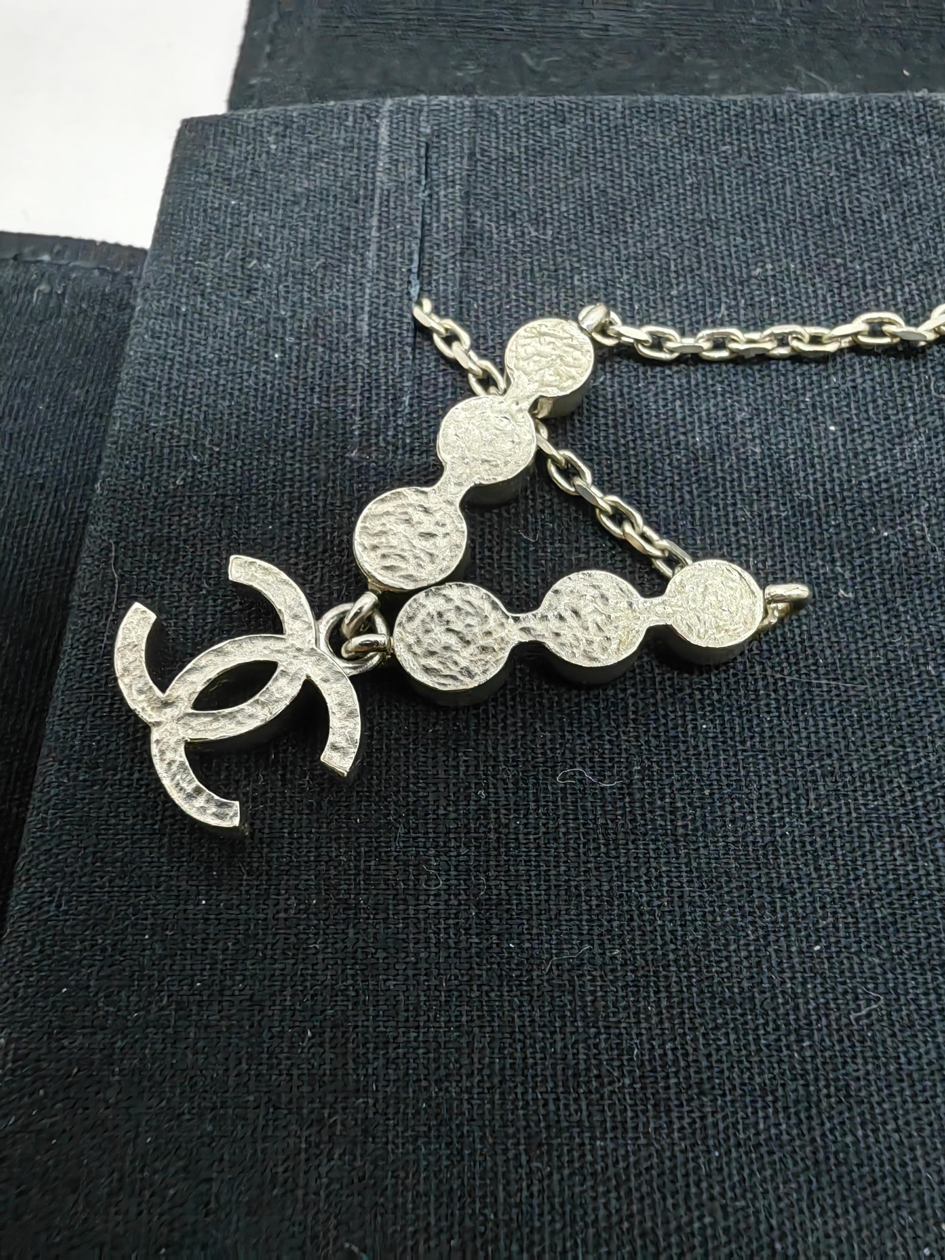 Chanel A22 Collana con ciondolo con strass CC In condizioni ottime in vendita a PUTNEY, NSW