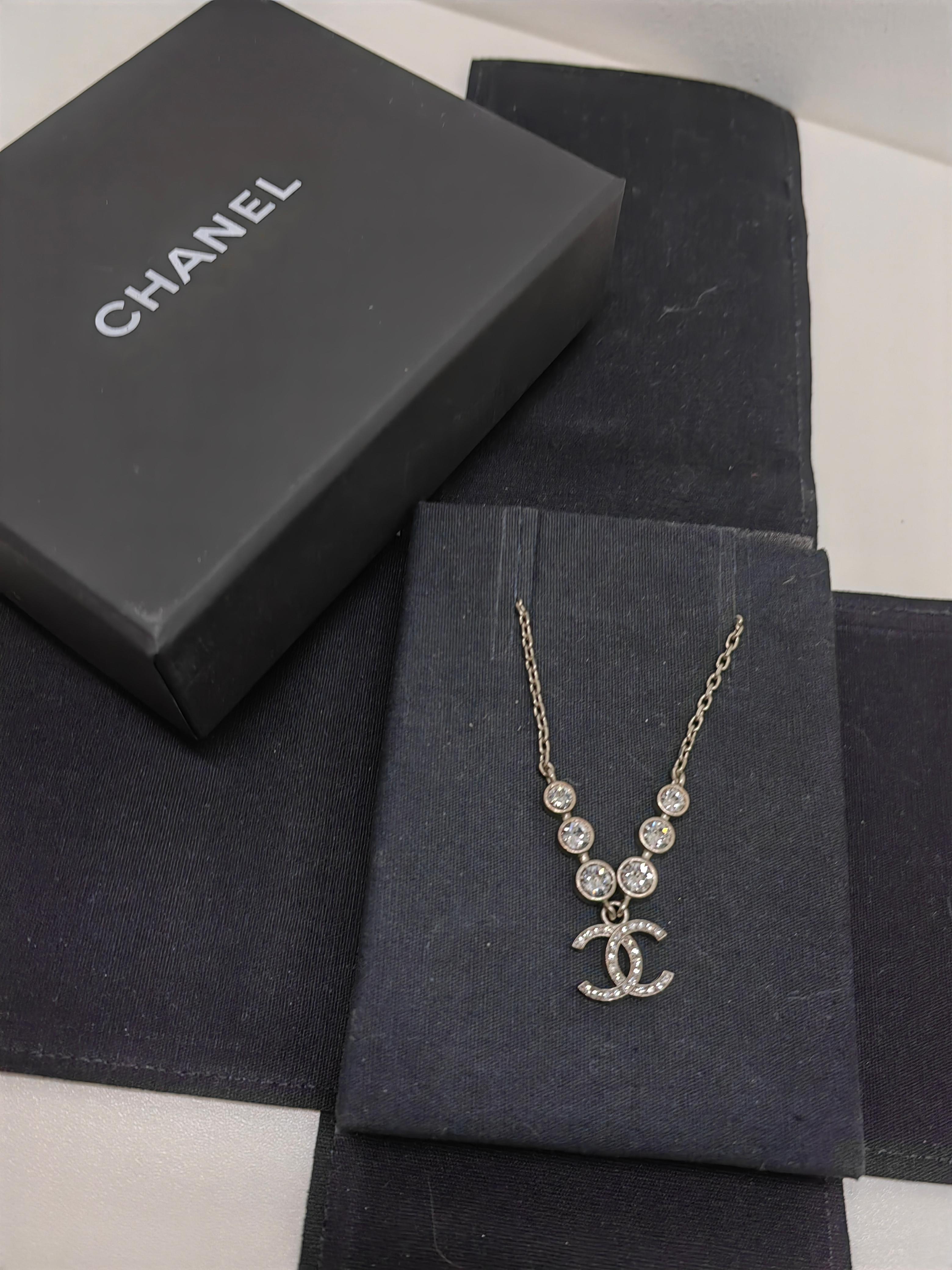 Donna Chanel A22 Collana con ciondolo con strass CC in vendita
