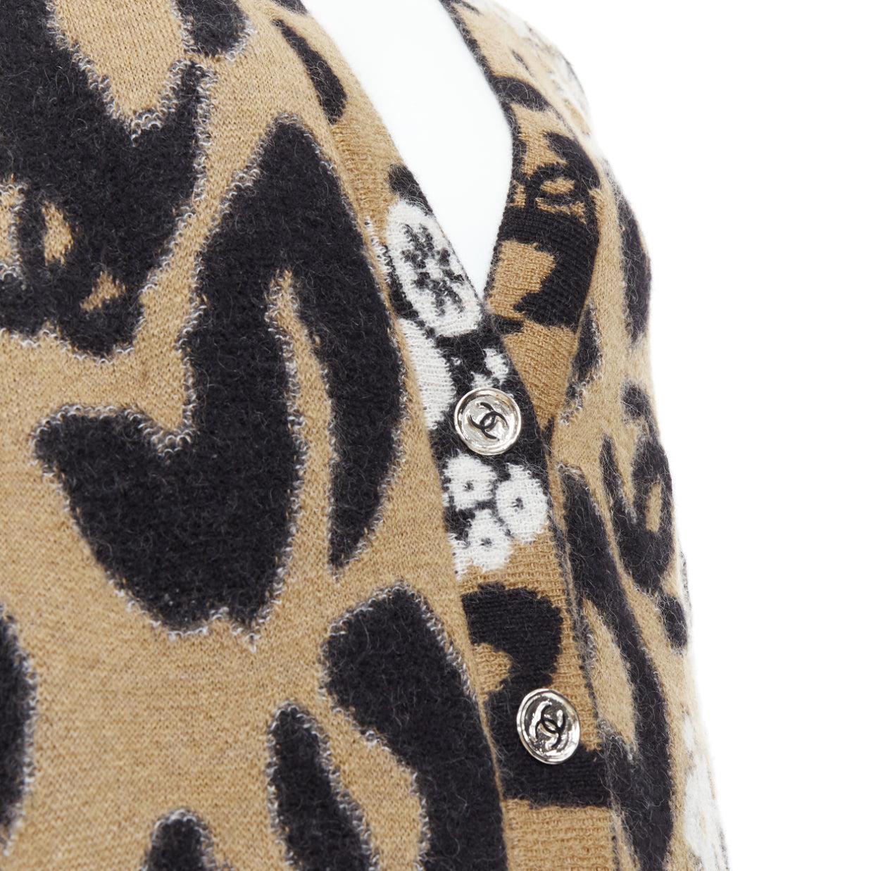 CHANEL A23 Runway braun schwarz CC Logo Kaschmir-Mohair Strickjacke FR40 L
Referenz: KNLM/A00412
Marke: Chanel
Designer: Virginie Viard
Collection'S: A23 - Landebahn
MATERIAL: Kaschmir, Mohair, Gemisch
Farbe: Braun, Schwarz
Muster: