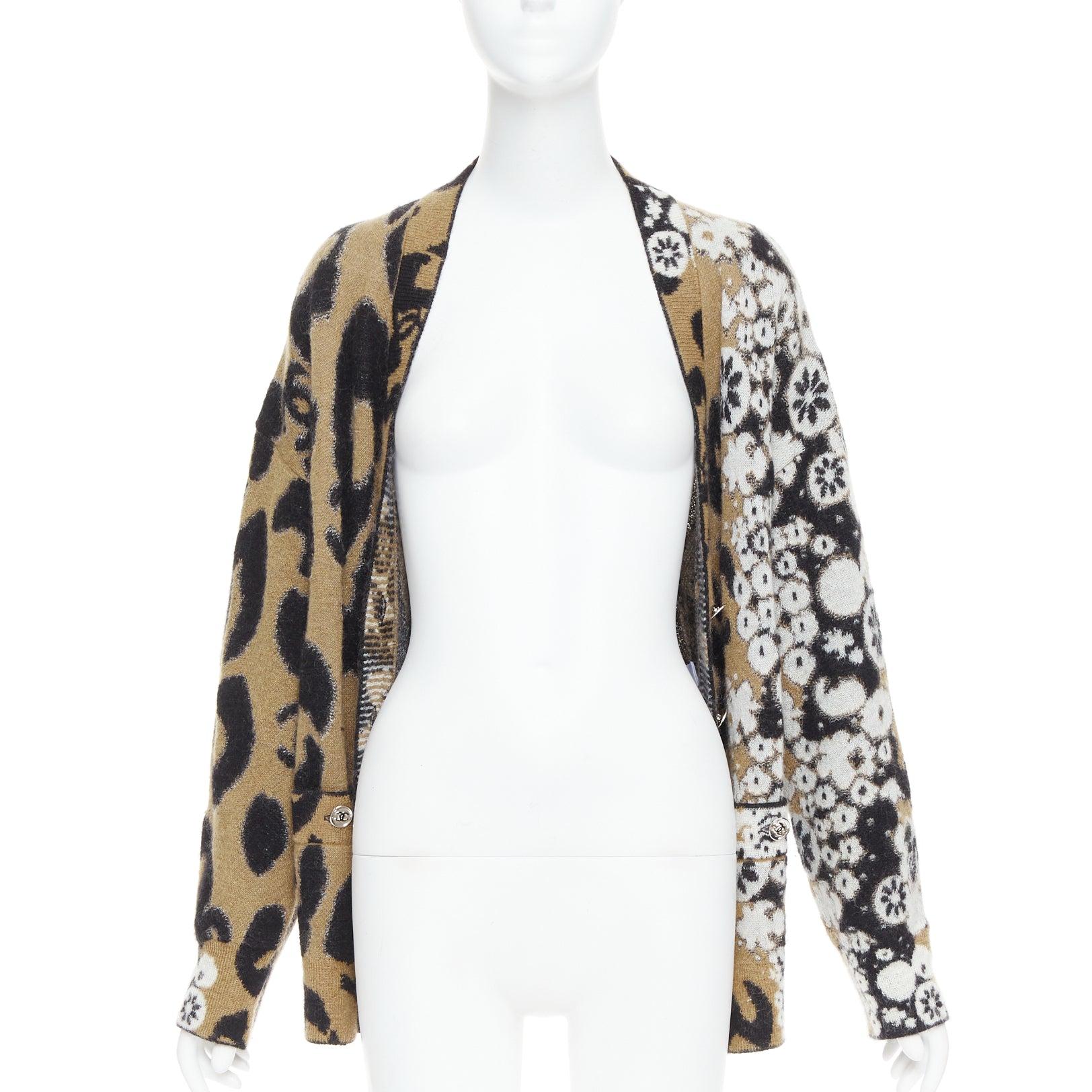 CHANEL A23 Runway braun schwarz CC Logo Kaschmir-Mohair Strickjacke FR40 L (Grau) im Angebot