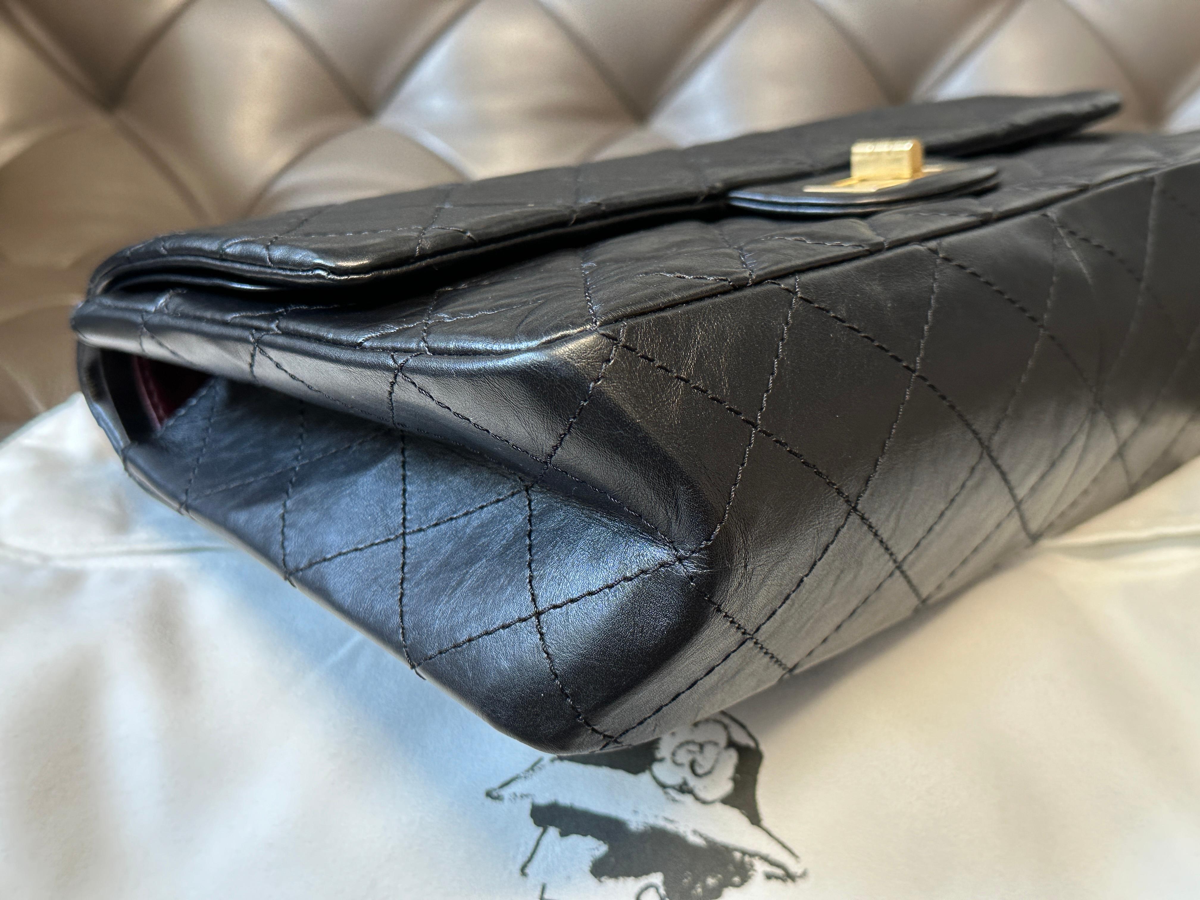 Chanel A37590 Maxi, Jumbo Flap Bag 2.55 Black/Gold Distressed Lambskin en vente 6