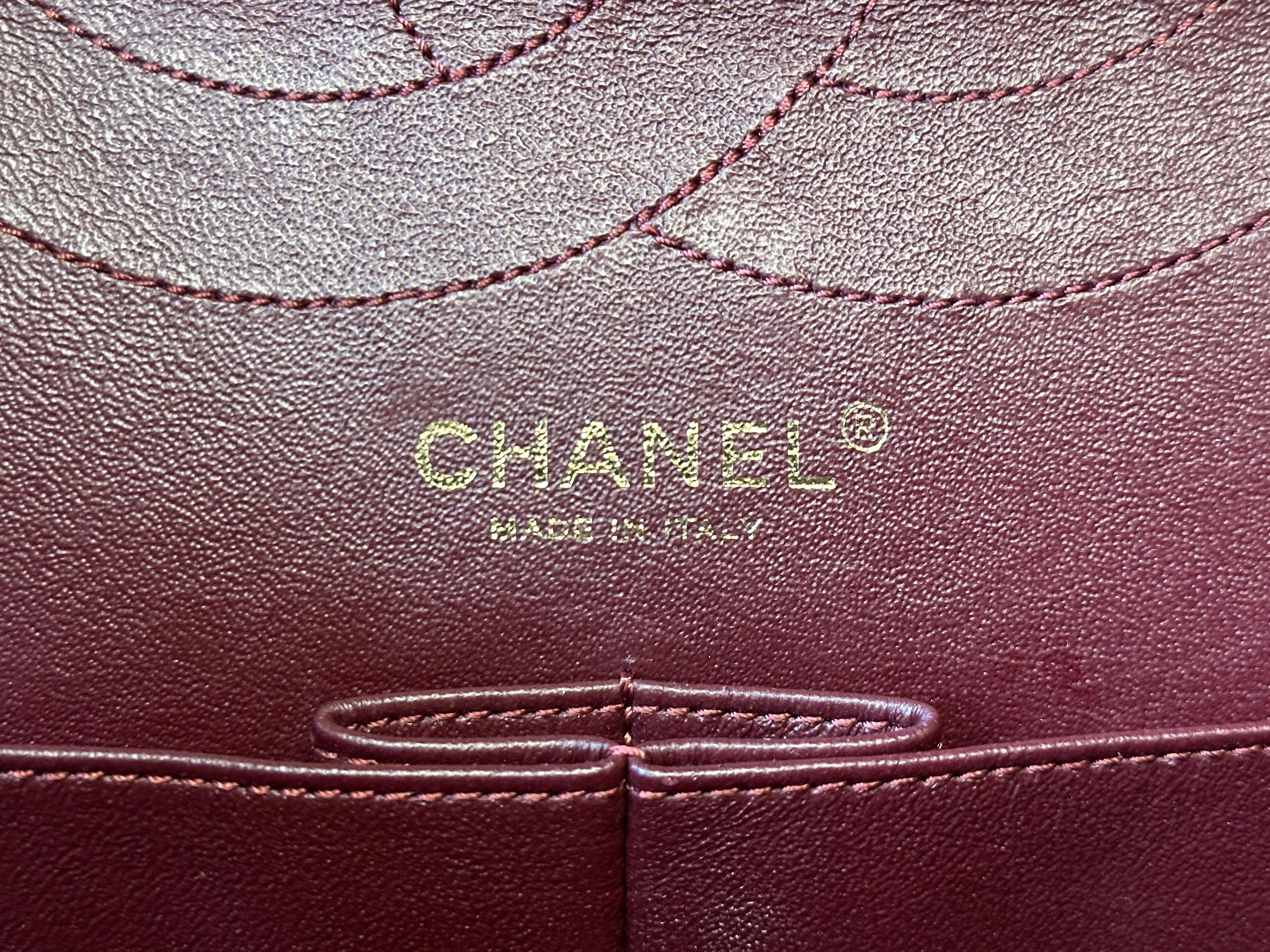 Chanel A37590 Maxi, Jumbo Flap Bag 2.55 Black/Gold Distressed Lambskin en vente 8
