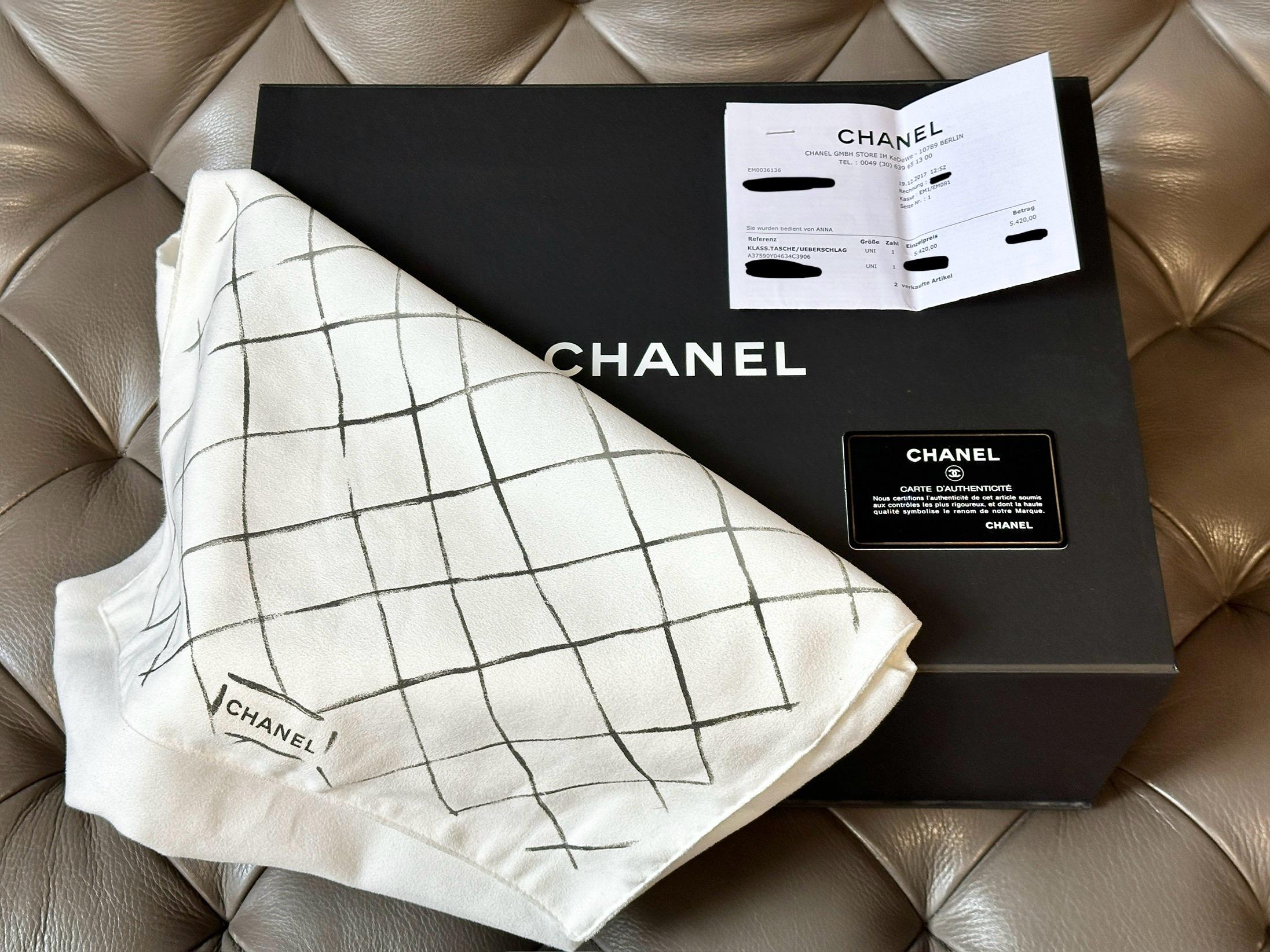 Chanel A37590 Maxi, Jumbo Flap Bag 2.55 Black/Gold Distressed Lambskin en vente 10