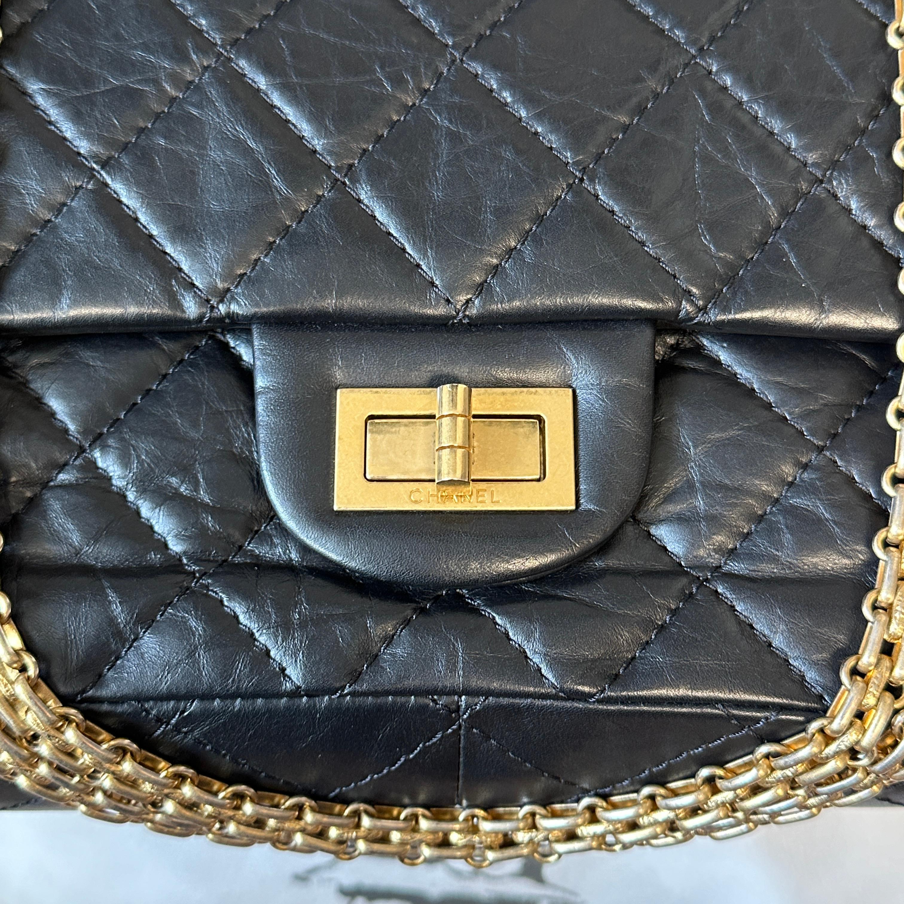 Chanel A37590 Maxi, Jumbo Flap Bag 2.55 Black/Gold Distressed Lambskin In Excellent Condition For Sale In Berlin, DE