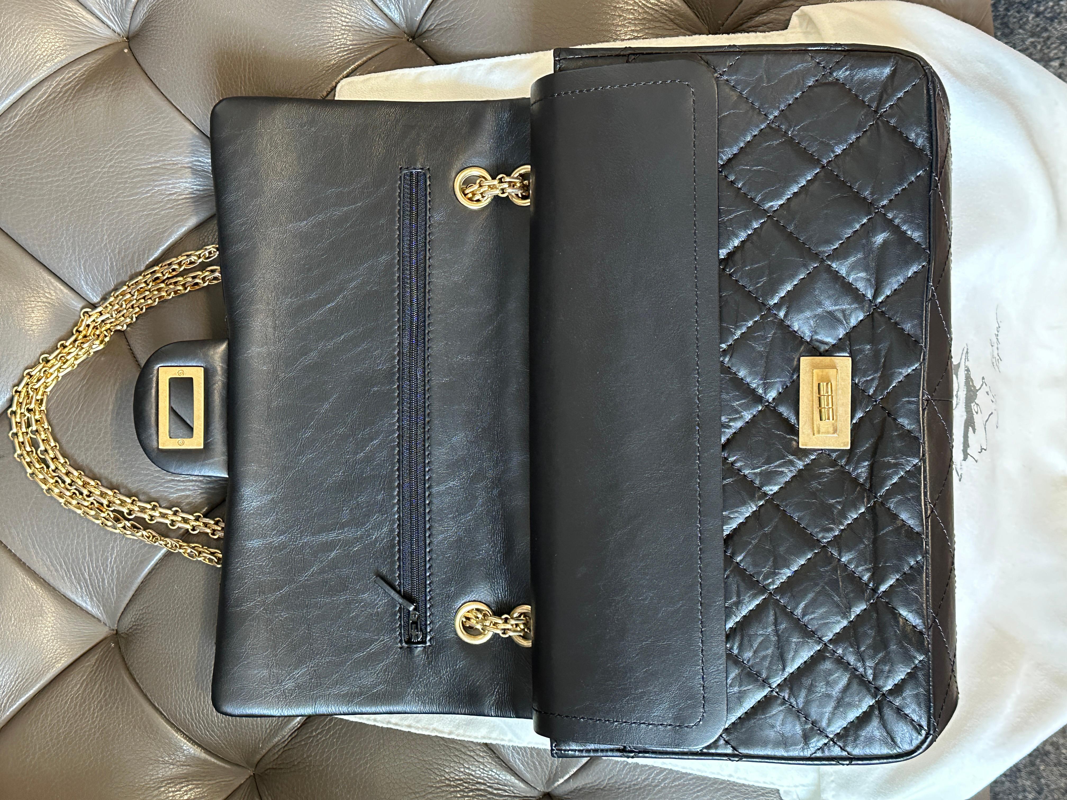Chanel A37590 Maxi, Jumbo Flap Bag 2.55 Black/Gold Distressed Lambskin en vente 1