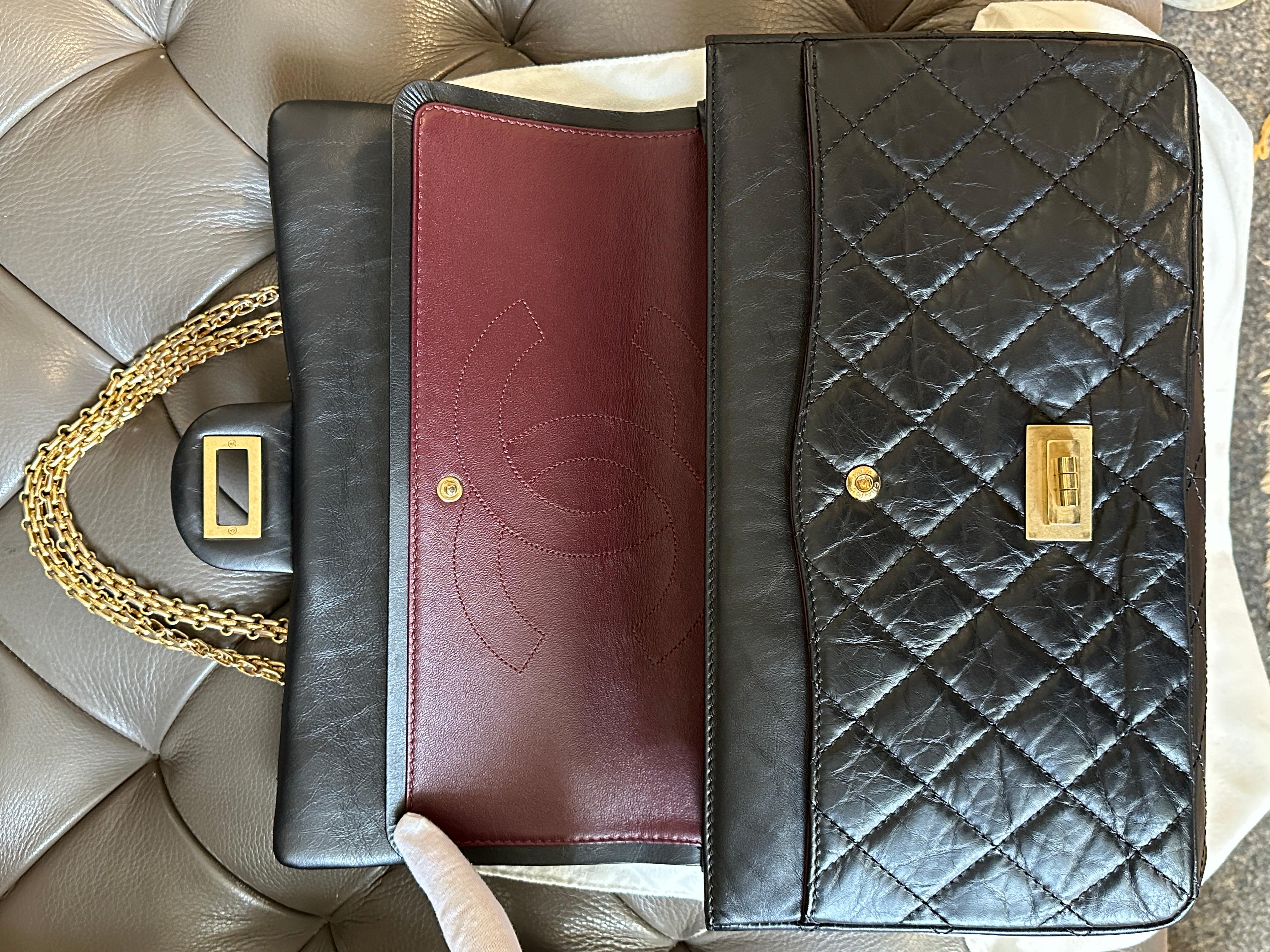 Chanel A37590 Maxi, Jumbo Flap Bag 2.55 Black/Gold Distressed Lambskin en vente 2