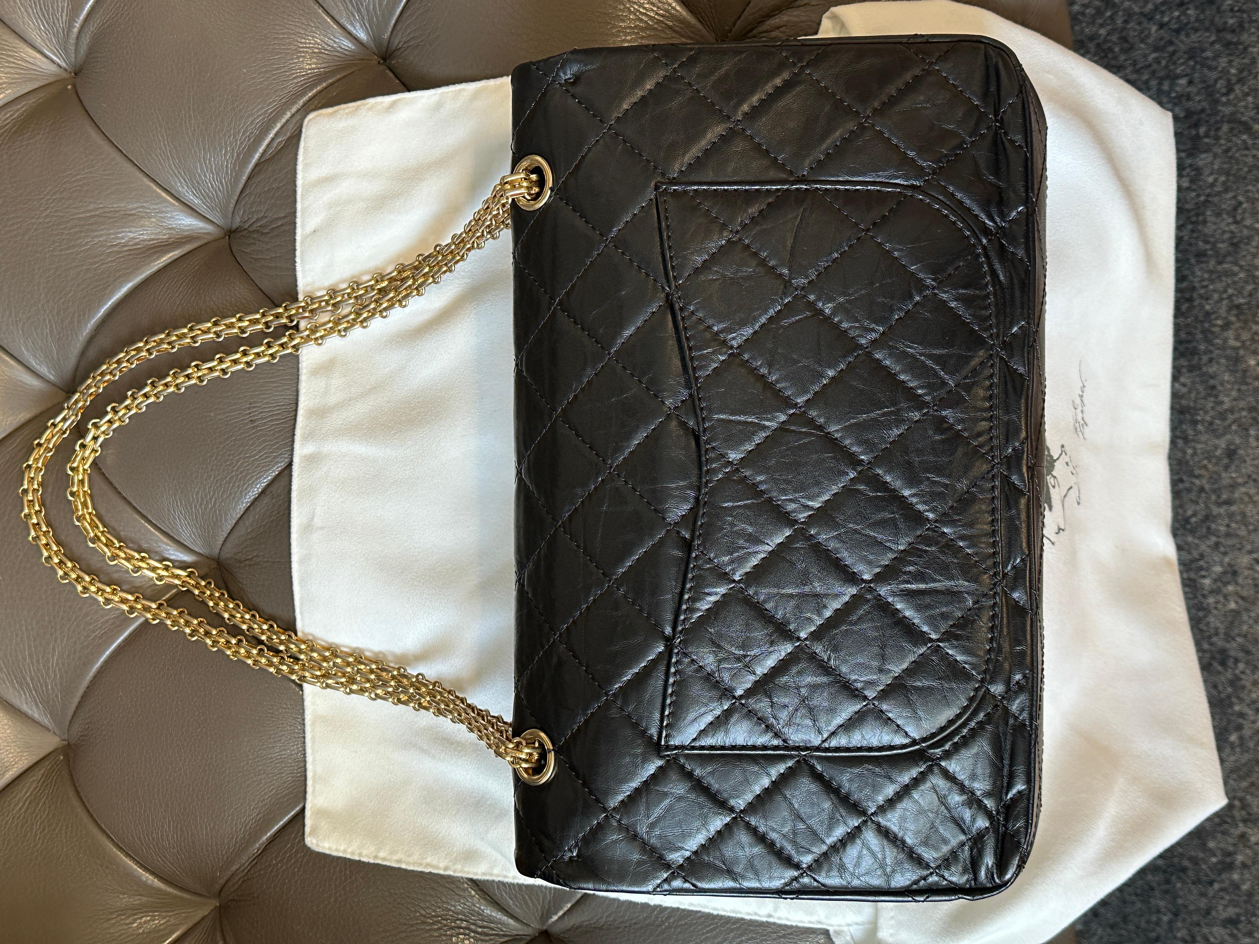 Chanel A37590 Maxi, Jumbo Flap Bag 2.55 Black/Gold Distressed Lambskin en vente 3