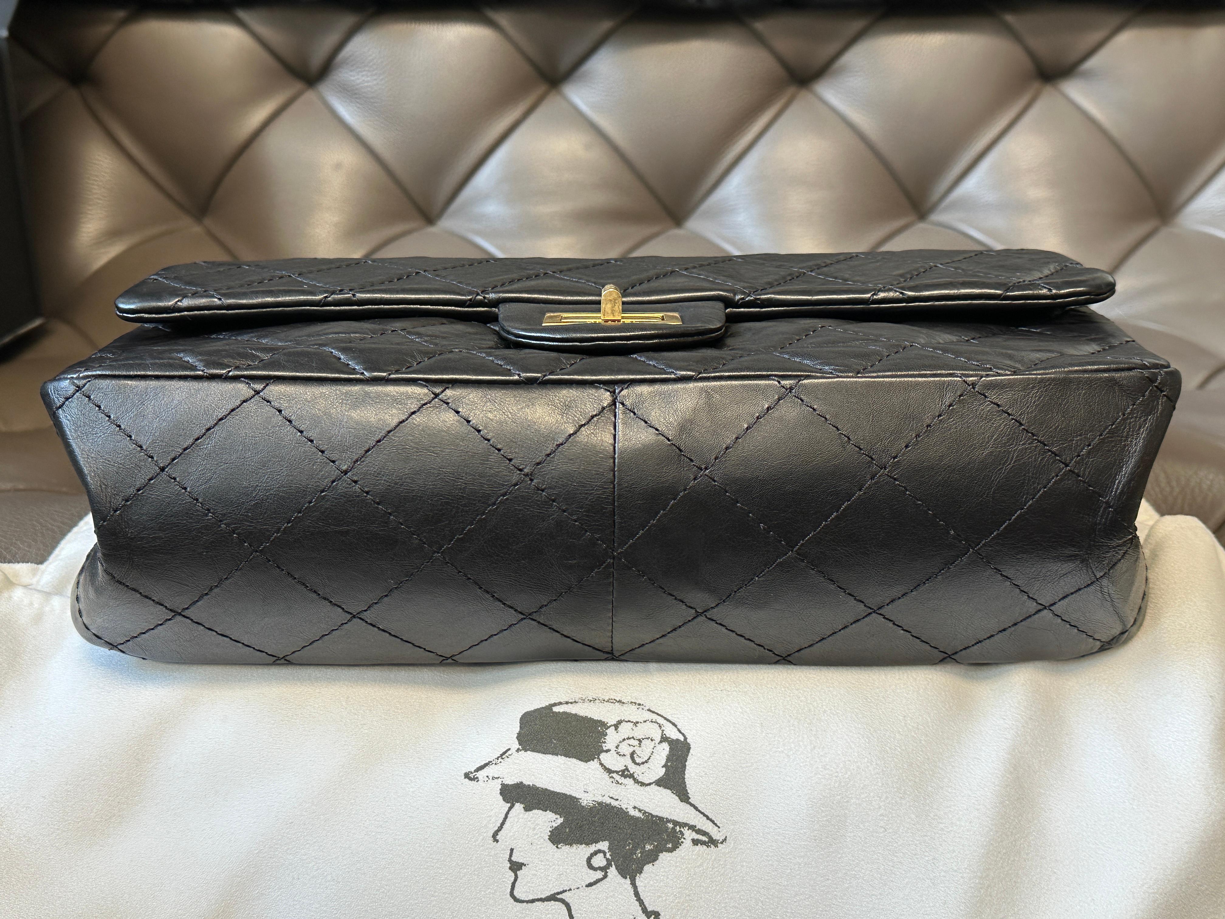 Chanel A37590 Maxi, Jumbo Flap Bag 2.55 Black/Gold Distressed Lambskin en vente 4