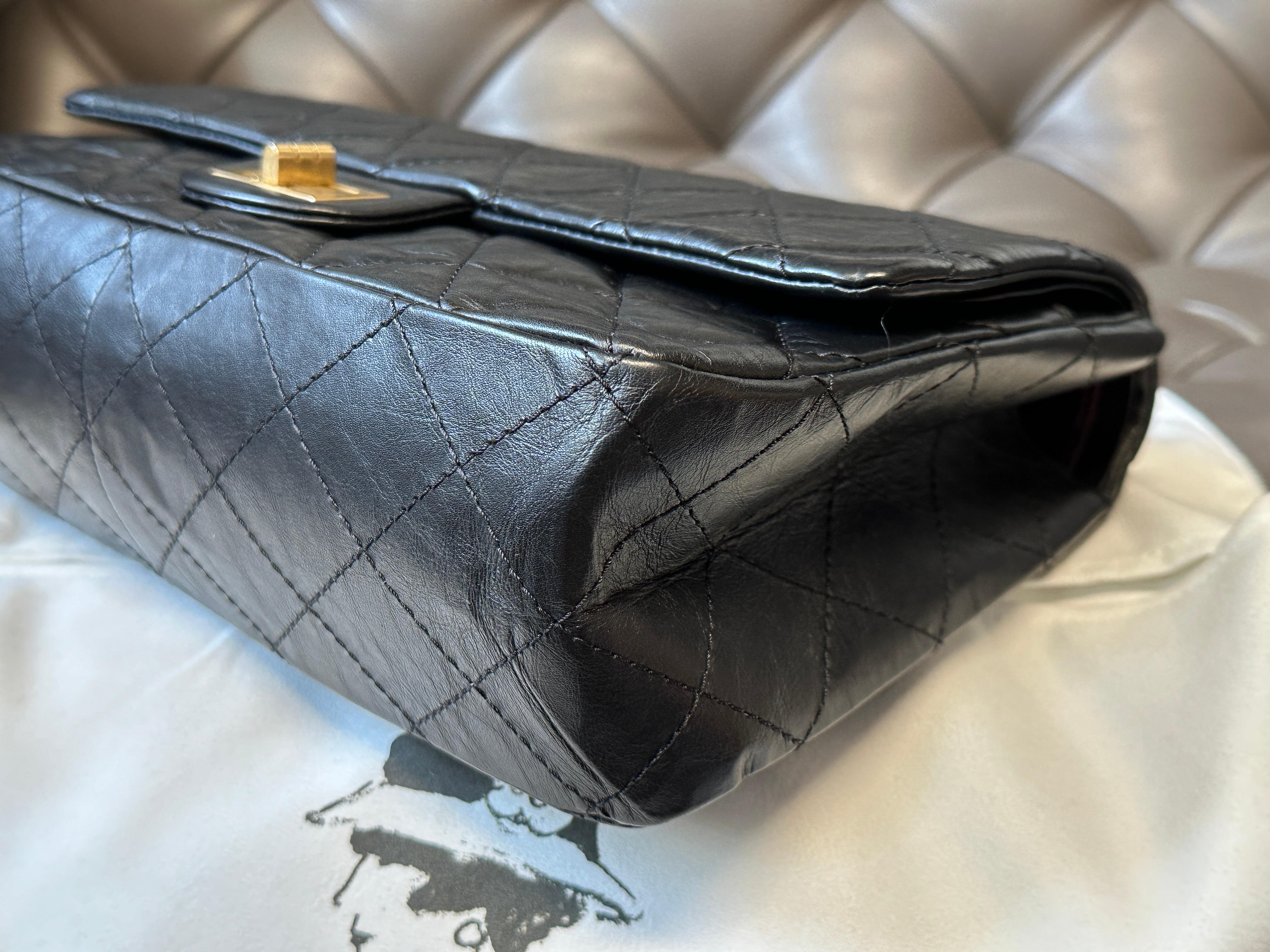 Chanel A37590 Maxi, Jumbo Flap Bag 2.55 Black/Gold Distressed Lambskin en vente 5