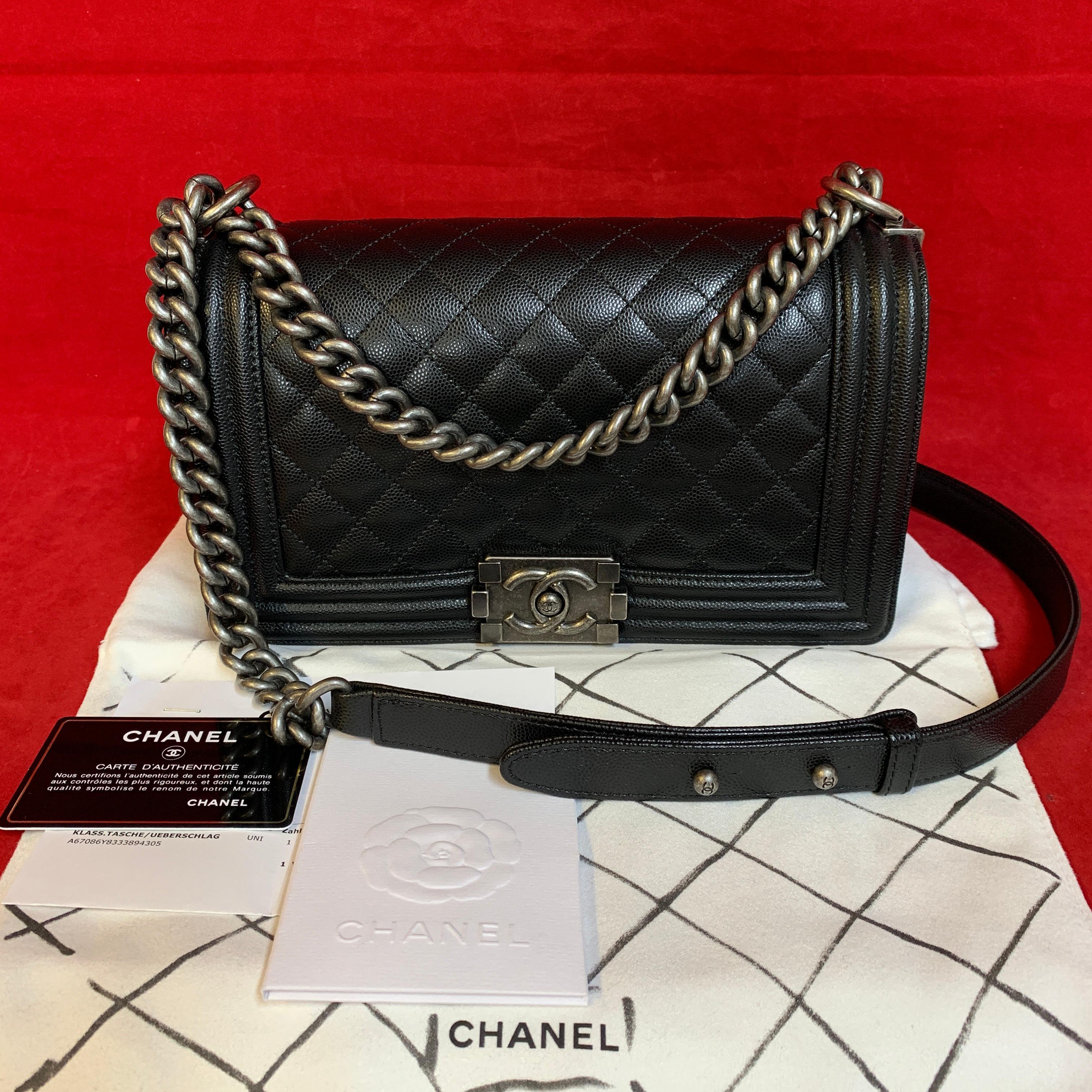 CHANEL Boy Medium Shoulder Bag made of black quilted caviar.

The bag is in a very good condition and has no signs of use.

The delivery includes:
- Chanel Boy Medium caviar
- Dustbag
- Original CHANEL bill of 2018
- warranty card

Dimensions:
9.8 x