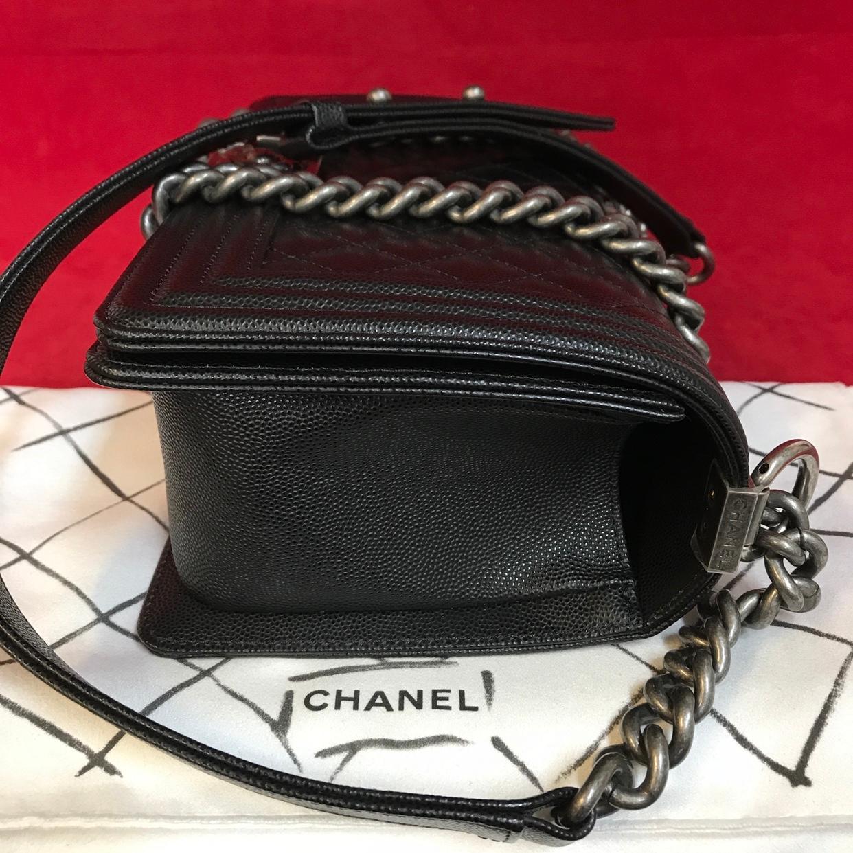 Women's or Men's CHANEL A67086 Boy Medium shoulder bag black quilted caviar / calfskin 2018 For Sale