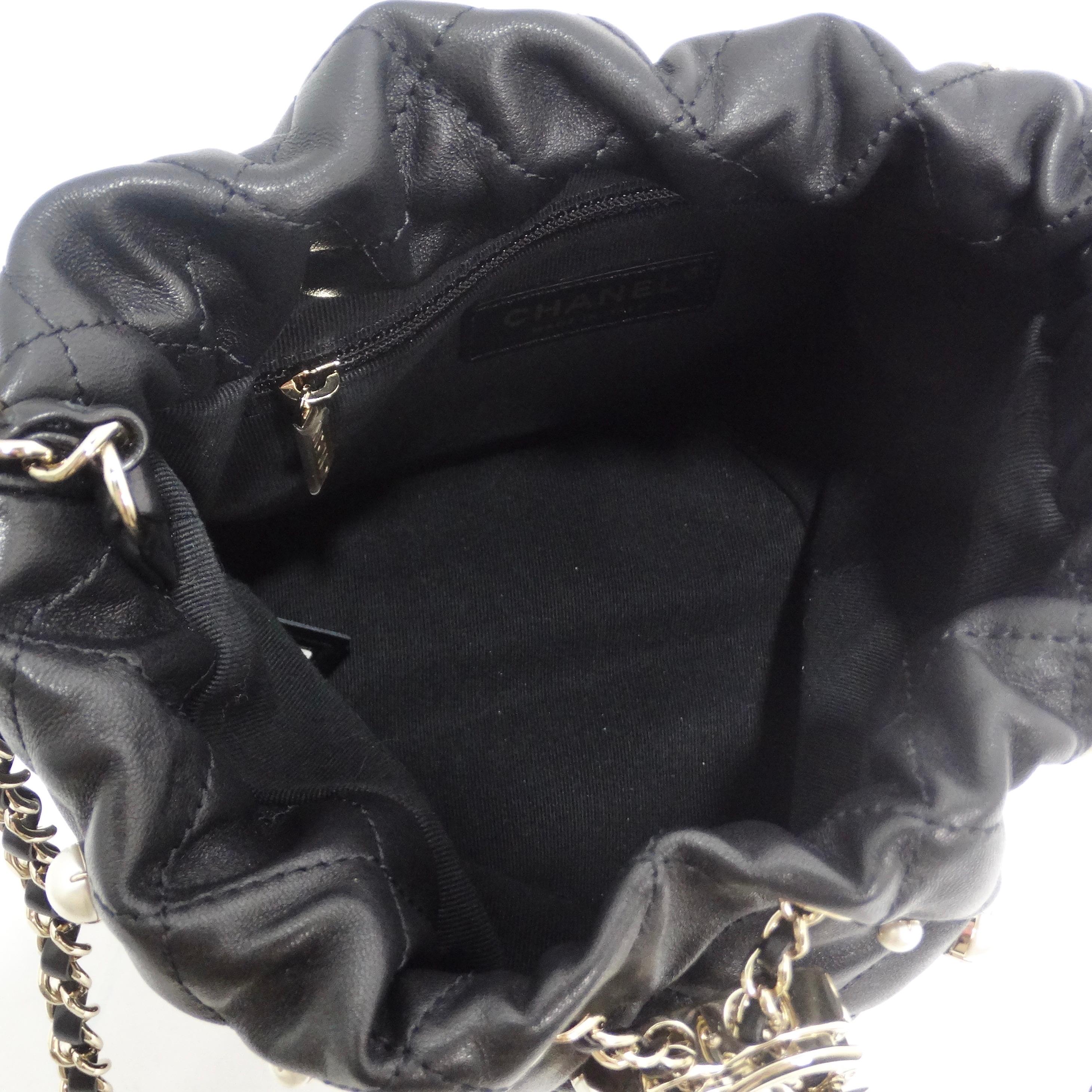 Chanel About Pearls Sac à pochette en cuir noir avec cordon de serrage en vente 5